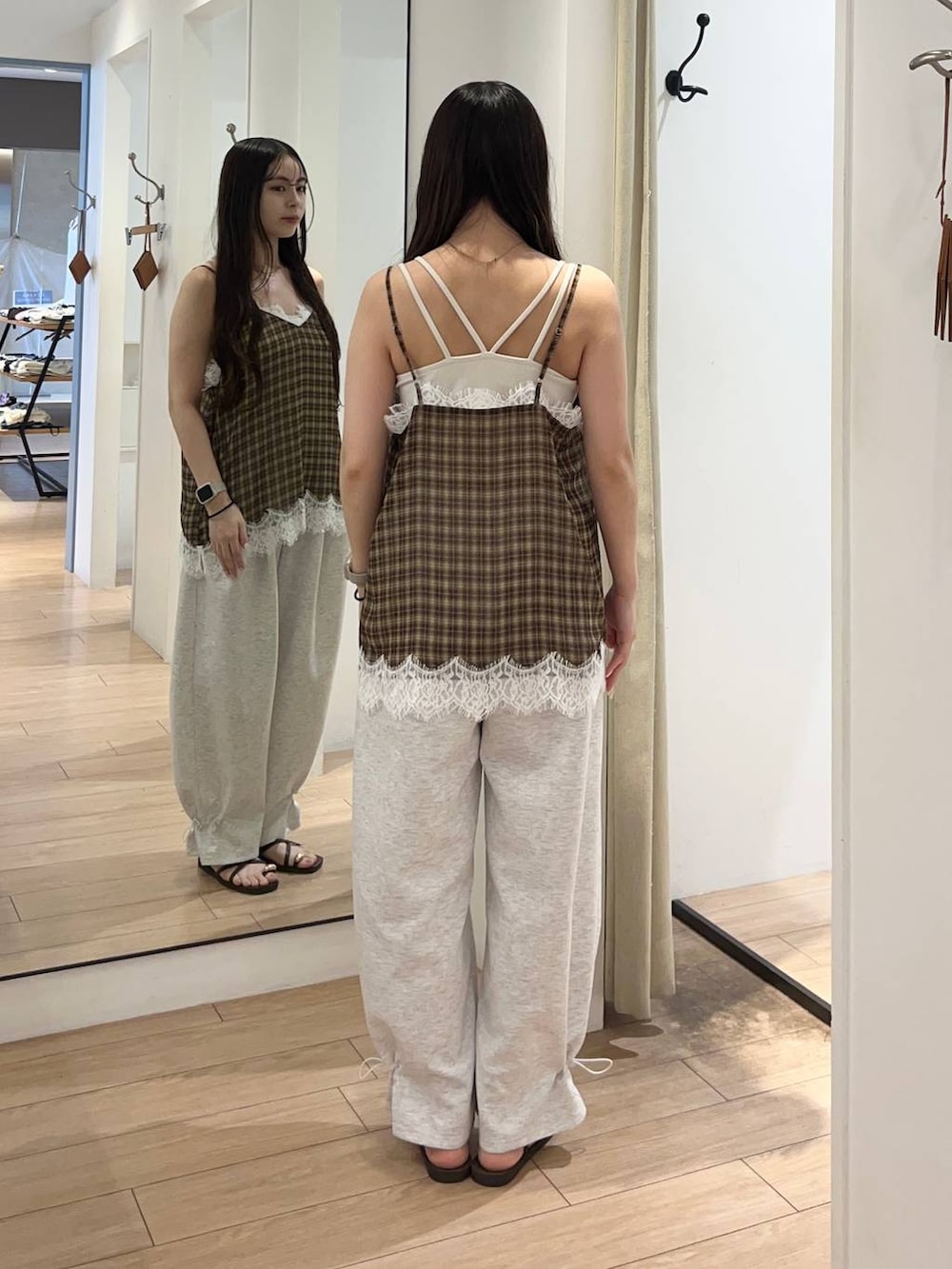 ホワイト系のTシャツ/カットソー、ブラウン系のサンダル、グレー系のスウェットパンツを着用したレディースの夏コーディネートの3枚目の写真