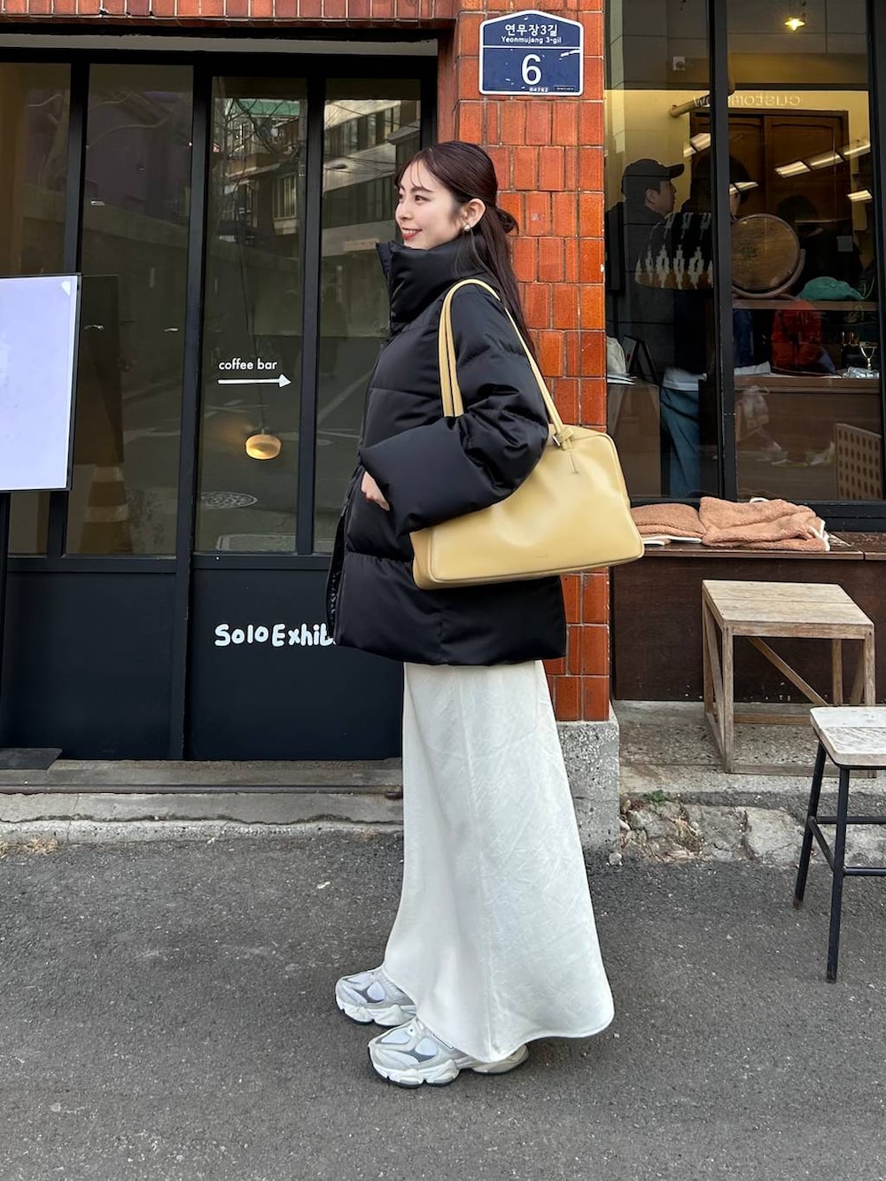 ホワイト系のスカートを着用したレディースの春コーディネートの3枚目の写真