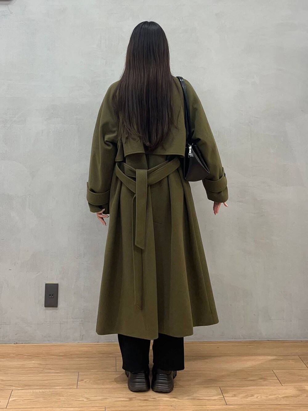 「ローリーズスタイル_LOWRYS FARM、LOWRYS FARM、コート、ニット、パンツ、スウェット、きれいめカジュアル、骨格ストレート」|「LOWRYS FARMのステンレスフープチョーカー 127295(チョーカー、ゴールド系)」を使った、tsukemonoemiさん(レディース・160cm)の冬コーディネートの3枚目の写真