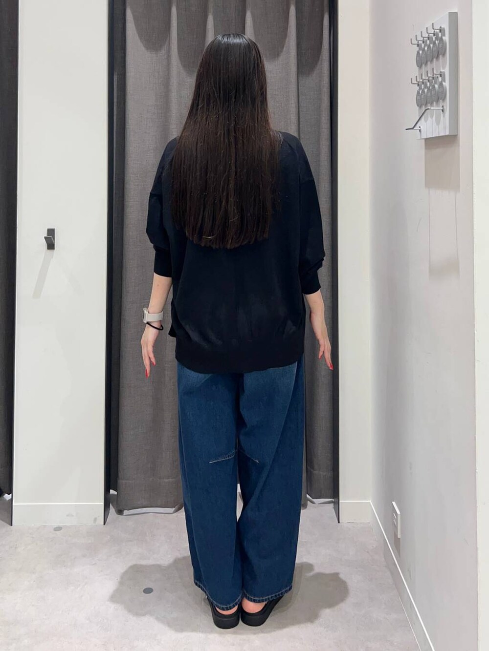 ブラック系のキャミソール、ブルー系のデニムパンツ、シルバー系のサンダルを着用したレディースの夏コーディネートの4枚目の写真