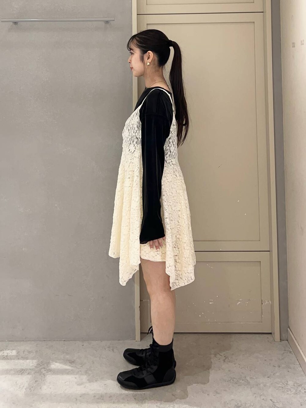 ホワイト系のその他パンツ、ブラック系のTシャツ/カットソー、ブラック系のブーツを着用したレディースの秋コーディネートの3枚目の写真