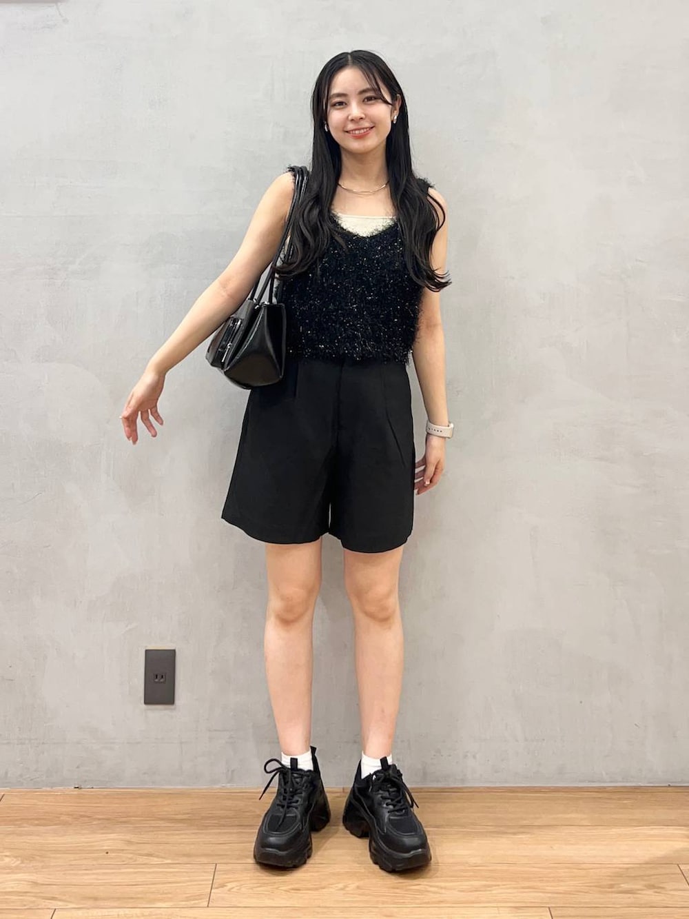 「ローリーズスタイル_LOWRYS FARM、LOWRYS FARM、夏コーデ、ショートパンツ、骨格ストレート、ビスチェ、モード」|「LOWRYS FARMのステンレスフープチョーカー 127295(チョーカー、シルバー系)」を使った、tsukemonoemiさん(レディース・160cm)の夏コーディネートの2枚目の写真
