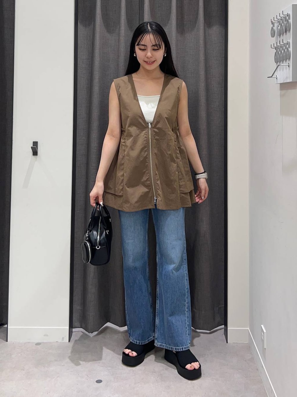 「ローリーズスタイル_LOWRYS FARM、LOWRYS FARM、ベスト、デニムパンツ、骨格ストレート、きれいめカジュアル、バッグ」｜「LOWRYS FARMのスタイルＵＰクロスカップキャミ　100757（Tシャツ/カットソー、ホワイト系）」を使った、tsukemonoemiさん（レディース・160cm）の春コーディネートの2枚目の写真