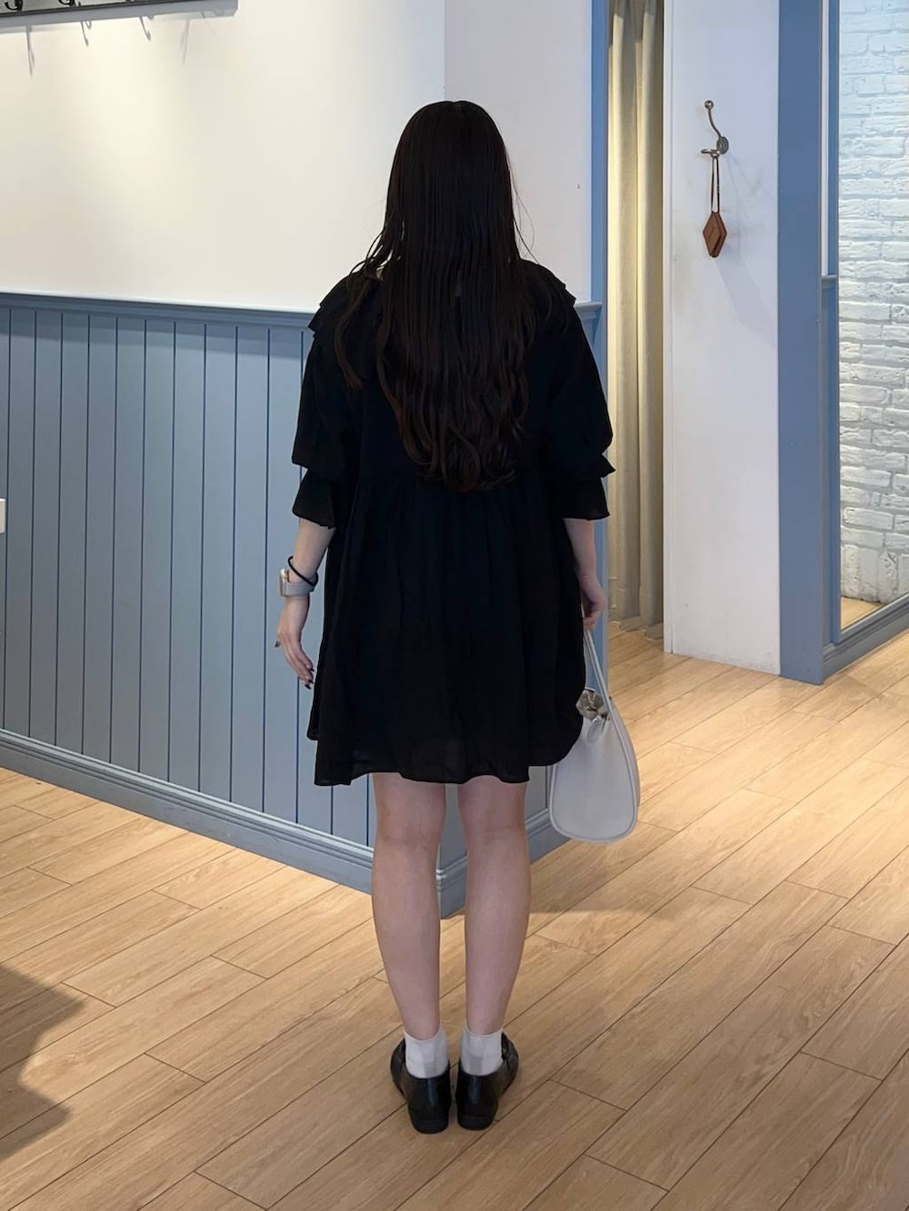 ホワイト系のショルダーバッグ、ホワイト系のその他パンツ、ブラック系のローファーを着用したレディースの春コーディネートの3枚目の写真