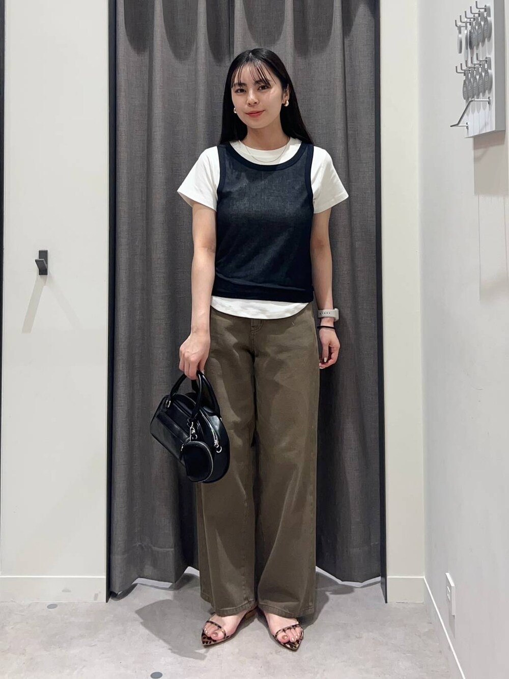 「ローリーズスタイル_LOWRYS FARM、LOWRYS FARM、デニムパンツ、骨格ストレート、きれいめカジュアル、夏コーデ」｜「LOWRYS FARMのカラーデニムパンツ 452481（デニムパンツ、ブラウン系）」を使った、tsukemonoemiさん（レディース・160cm）の夏コーディネートの2枚目の写真