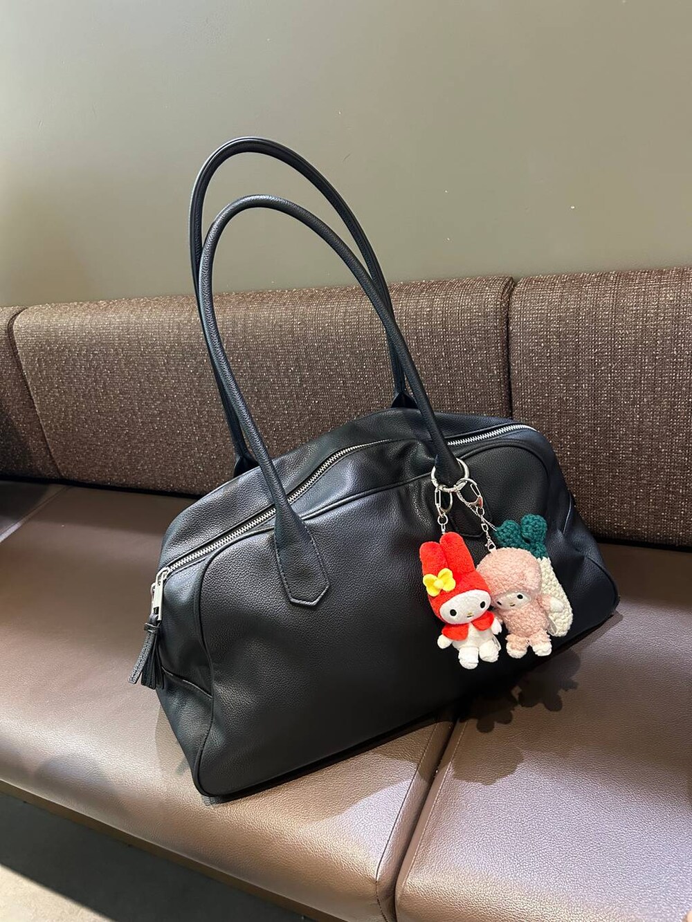 ブラック系のショルダーバッグを着用したレディースの秋コーディネートの2枚目の写真