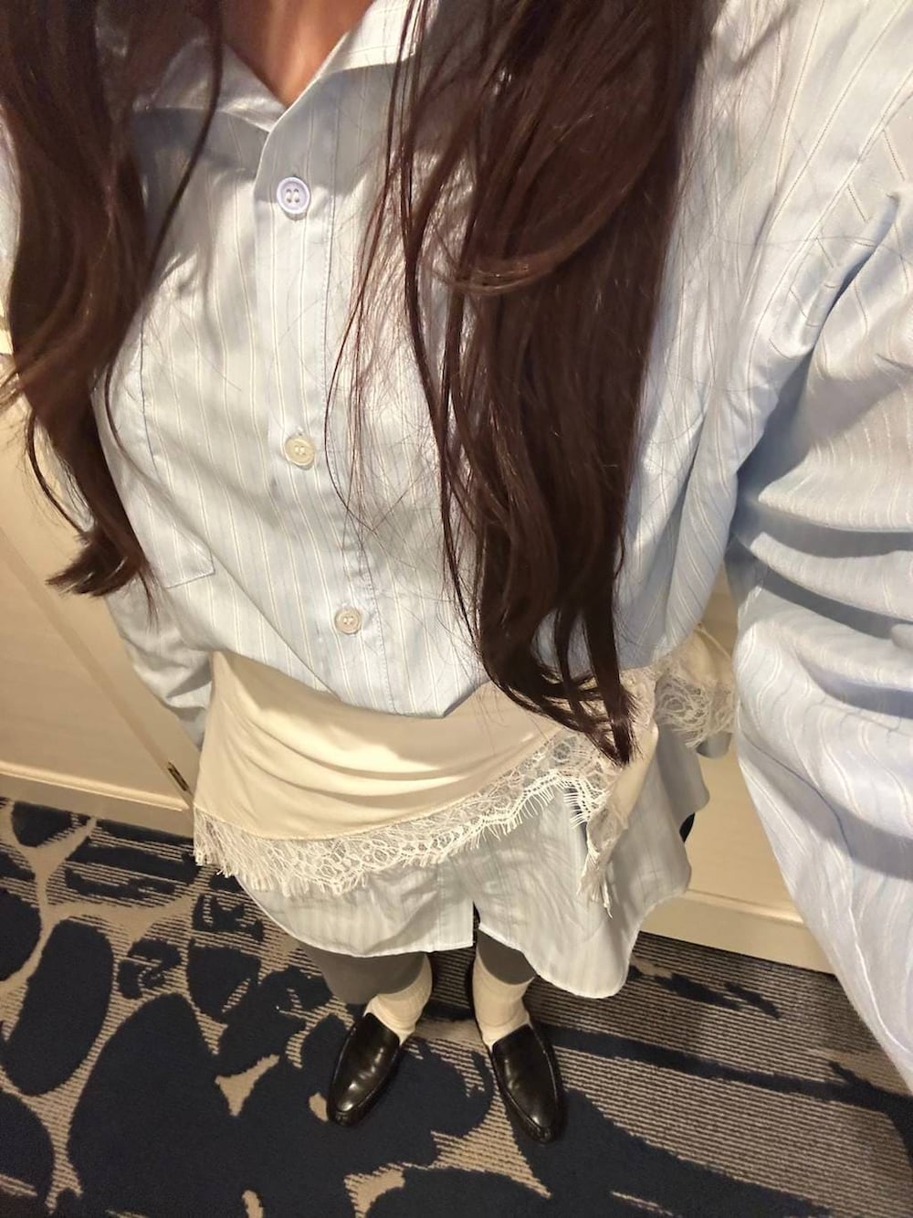 ブラック系のショルダーバッグ、ブラック系のローファー、ブルー系のシャツ/ブラウスを着用したレディースの春コーディネートの2枚目の写真