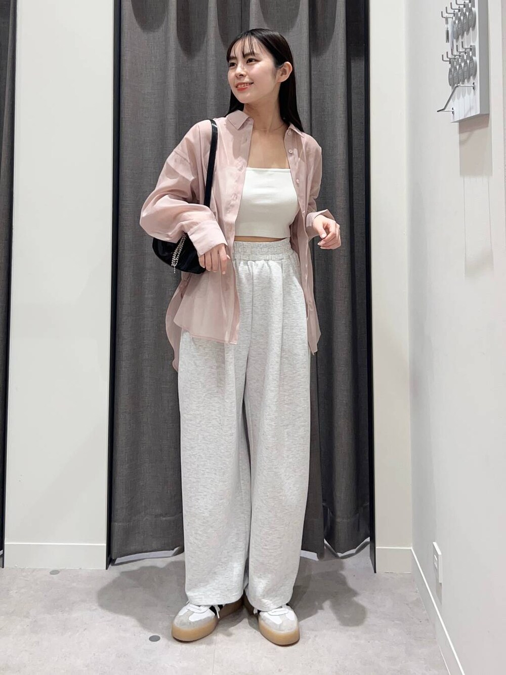 ホワイト系のキャミソール、ピンク系のシャツ/ブラウス、ブラック系のトートバッグを着用したレディースの春コーディネートの3枚目の写真