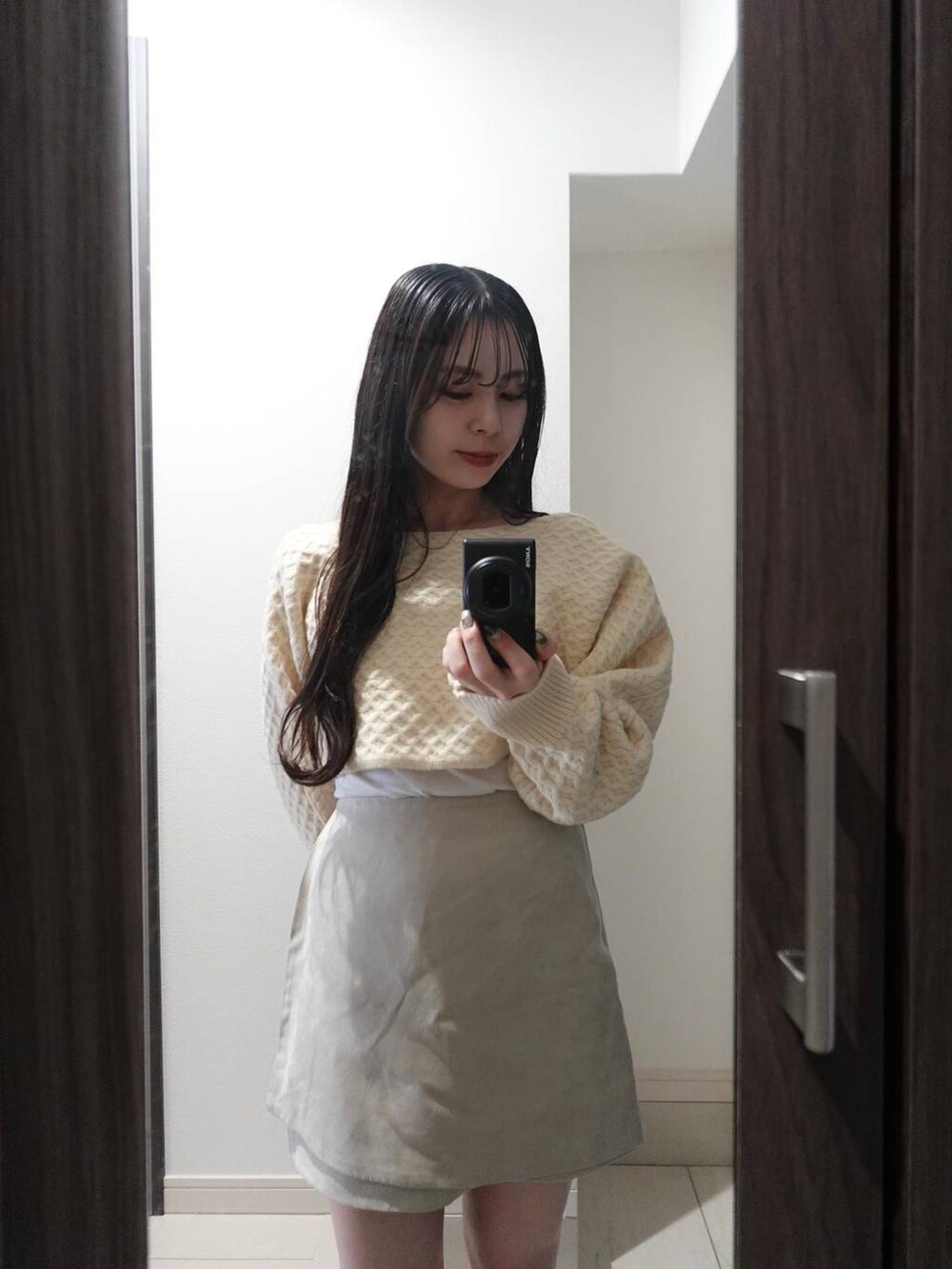 ホワイト系のニット/セーター、その他のネックレスを着用したレディースの秋コーディネートの2枚目の写真