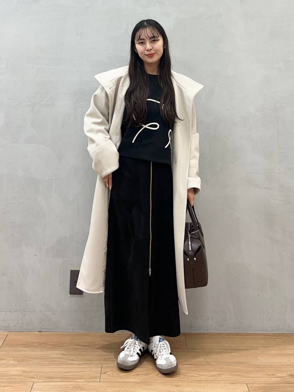 「ローリーズスタイル_LOWRYS FARM、LOWRYS FARM、スカート、スウェット、骨格ストレート、ロングヘア、ロングコート、着痩せ・細見え」｜「LOWRYS FARMのウールライクスタンドコート　 116473（ステンカラーコート、ホワイト系）」を使った、tsukemonoemiさん（レディース・160cm）の冬コーディネートの2枚目の写真