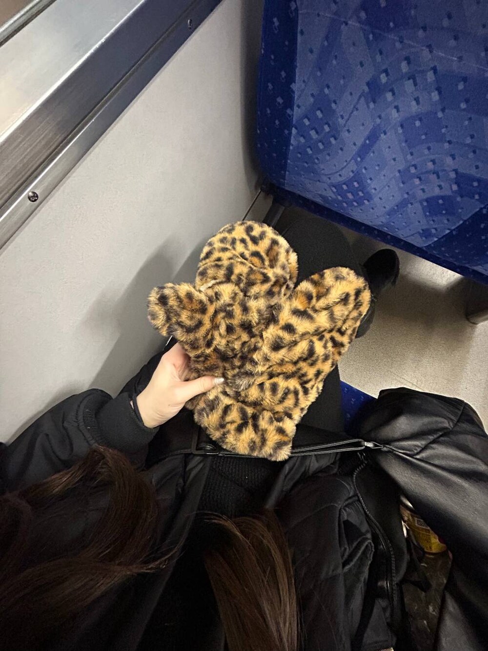 ブラウン系の手袋を着用したレディースの冬コーディネートの3枚目の写真