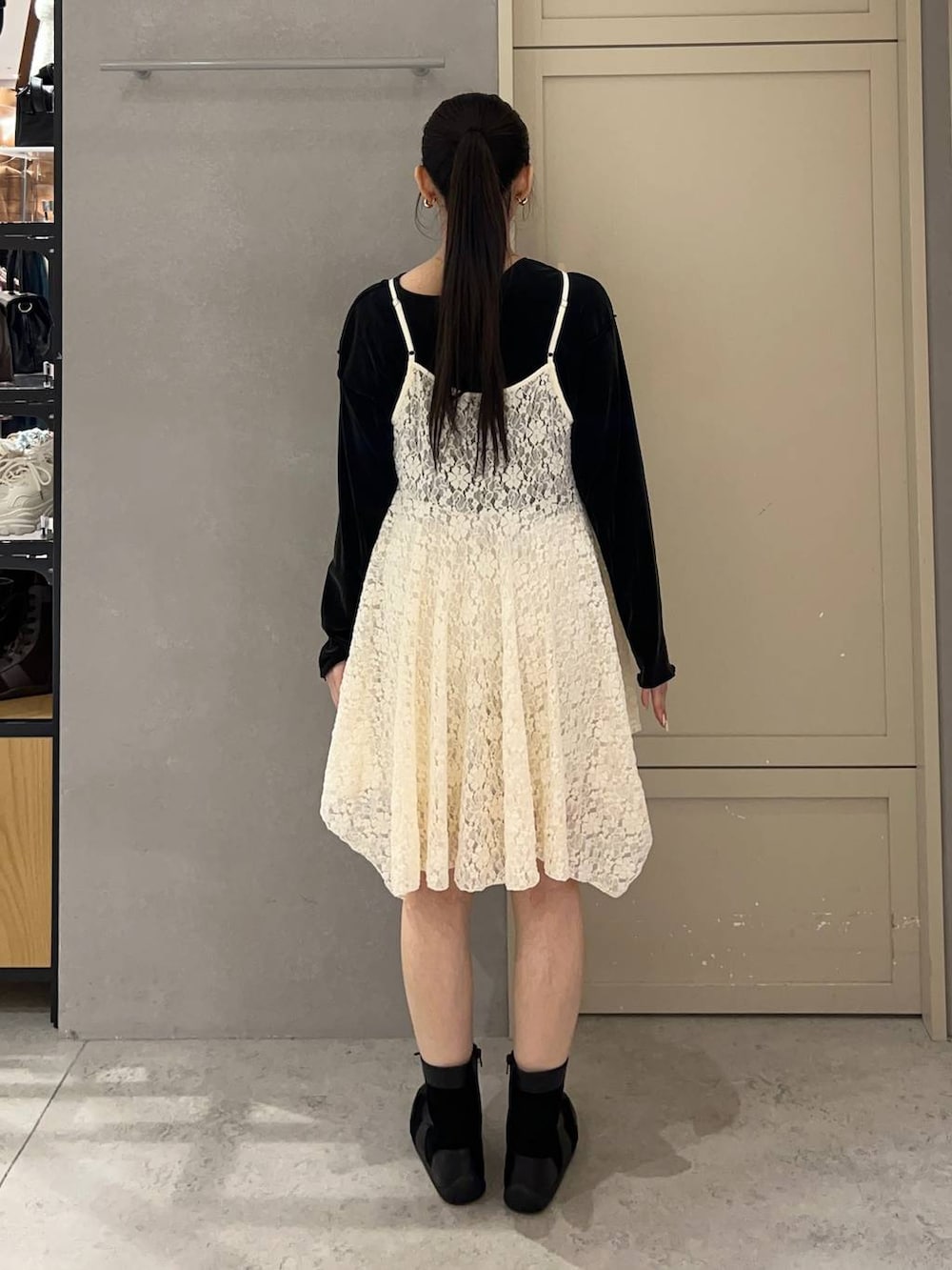 ホワイト系のその他パンツ、ブラック系のTシャツ/カットソー、ブラック系のブーツを着用したレディースの秋コーディネートの4枚目の写真