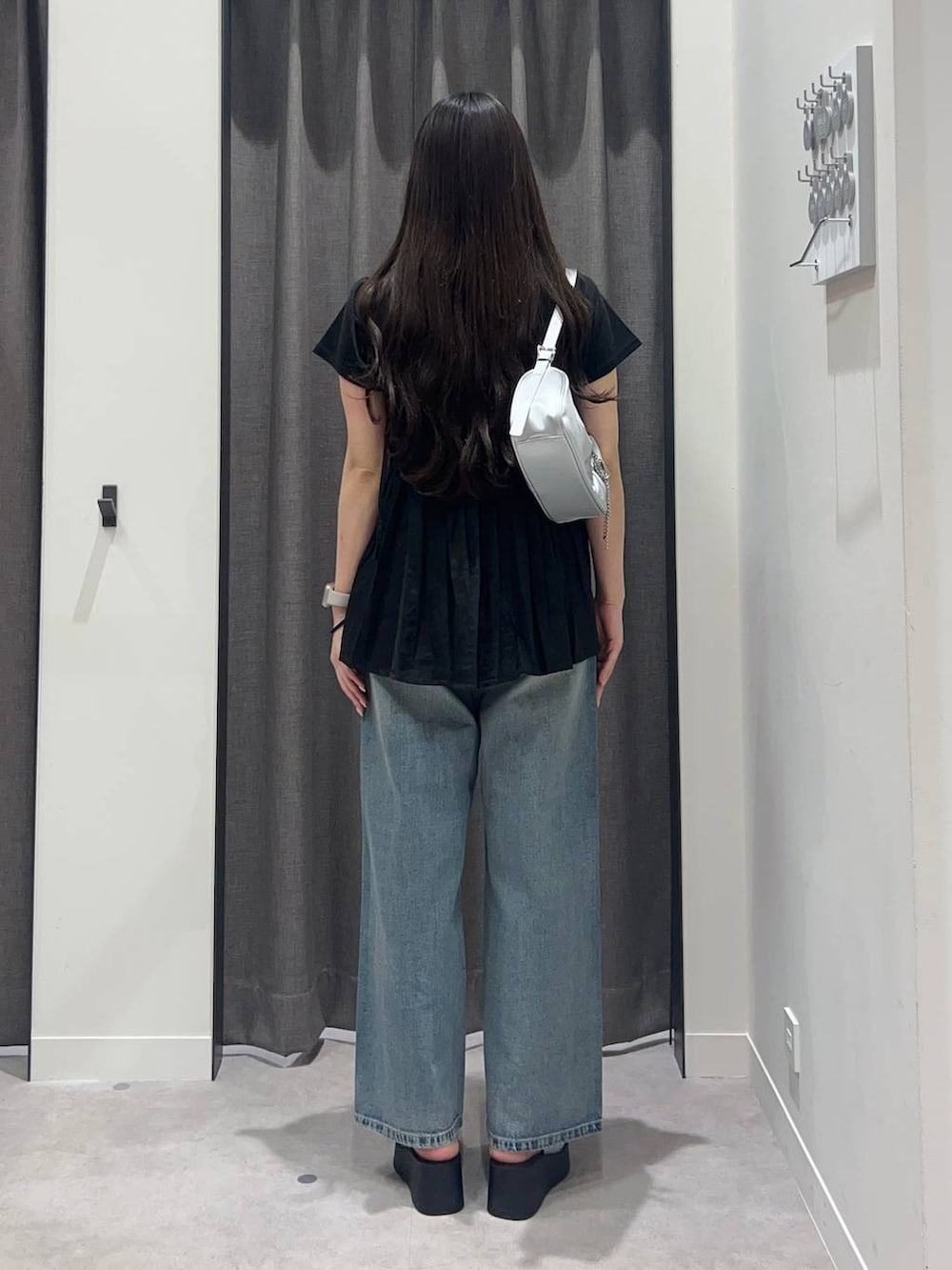 「ローリーズスタイル_LOWRYS FARM、LOWRYS FARM、デニムパンツ、Tシャツ、キャミワンピース、骨格ストレート、きれいめカジュアル」｜「LOWRYS FARMのフライスチビＴシャツＳＳ 111954（Tシャツ/カットソー、ブラック系）」を使った、tsukemonoemiさん（レディース・160cm）の春コーディネートの3枚目の写真