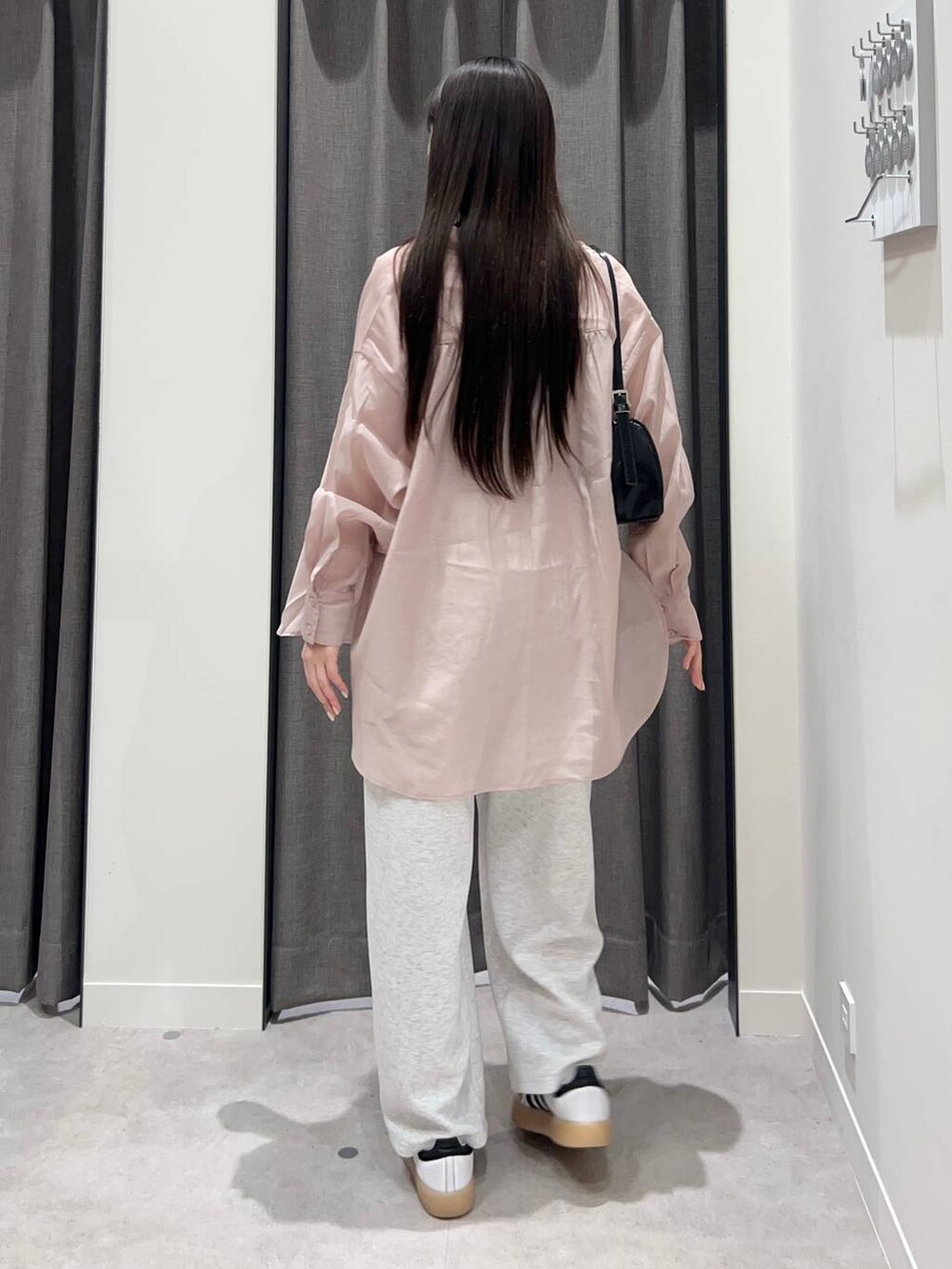 ホワイト系のキャミソール、ピンク系のシャツ/ブラウス、ブラック系のトートバッグを着用したレディースの春コーディネートの4枚目の写真