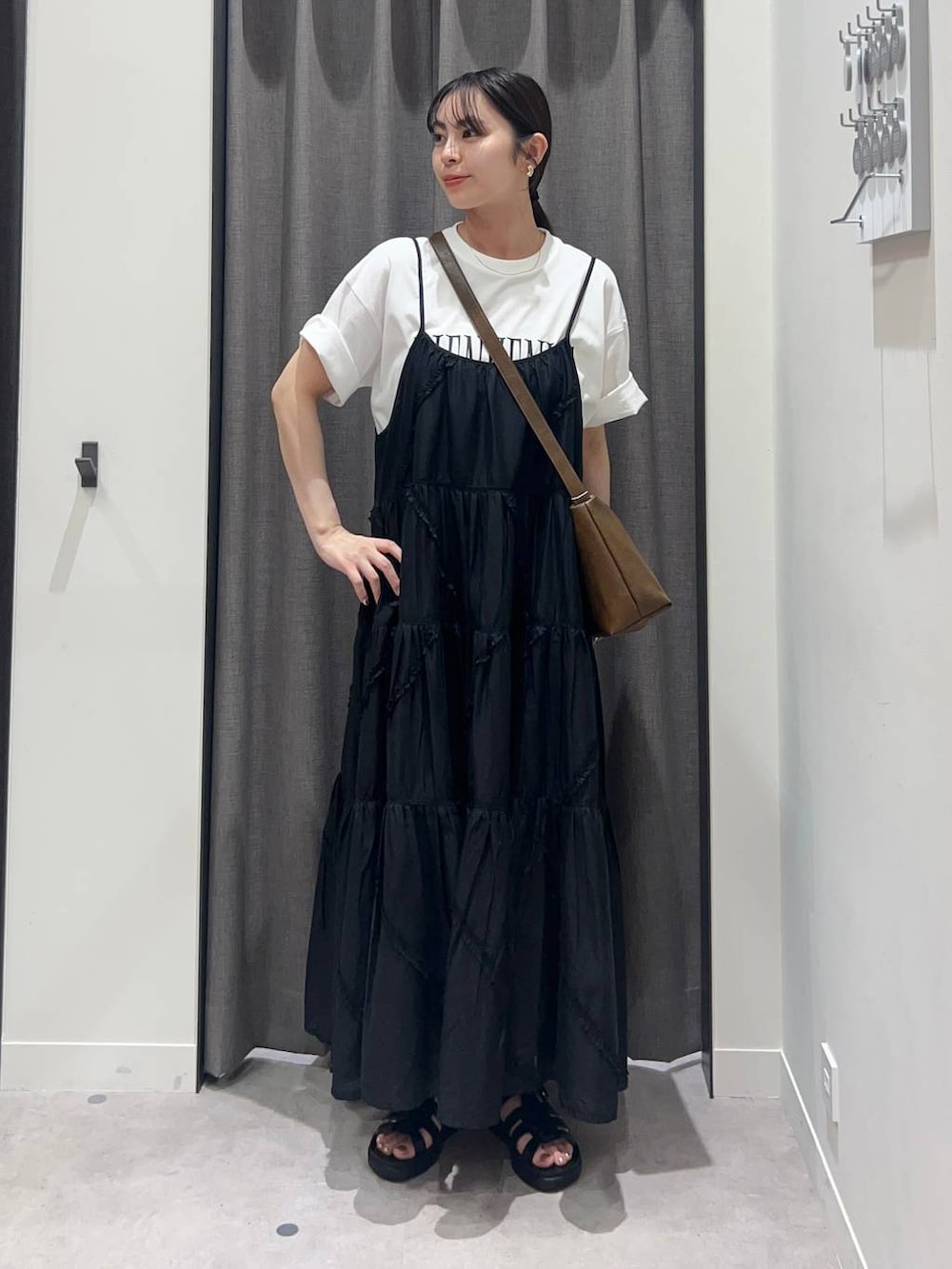 「ローリーズスタイル_LOWRYS FARM、LOWRYS FARM、ワンピース、Tシャツ、骨格ストレート、カジュアル、夏コーデ」｜「LOWRYS FARMのカンドウフィットグルカ 283656（サンダル、ブラック系）」を使った、tsukemonoemiさん（レディース・160cm）の春コーディネートの2枚目の写真