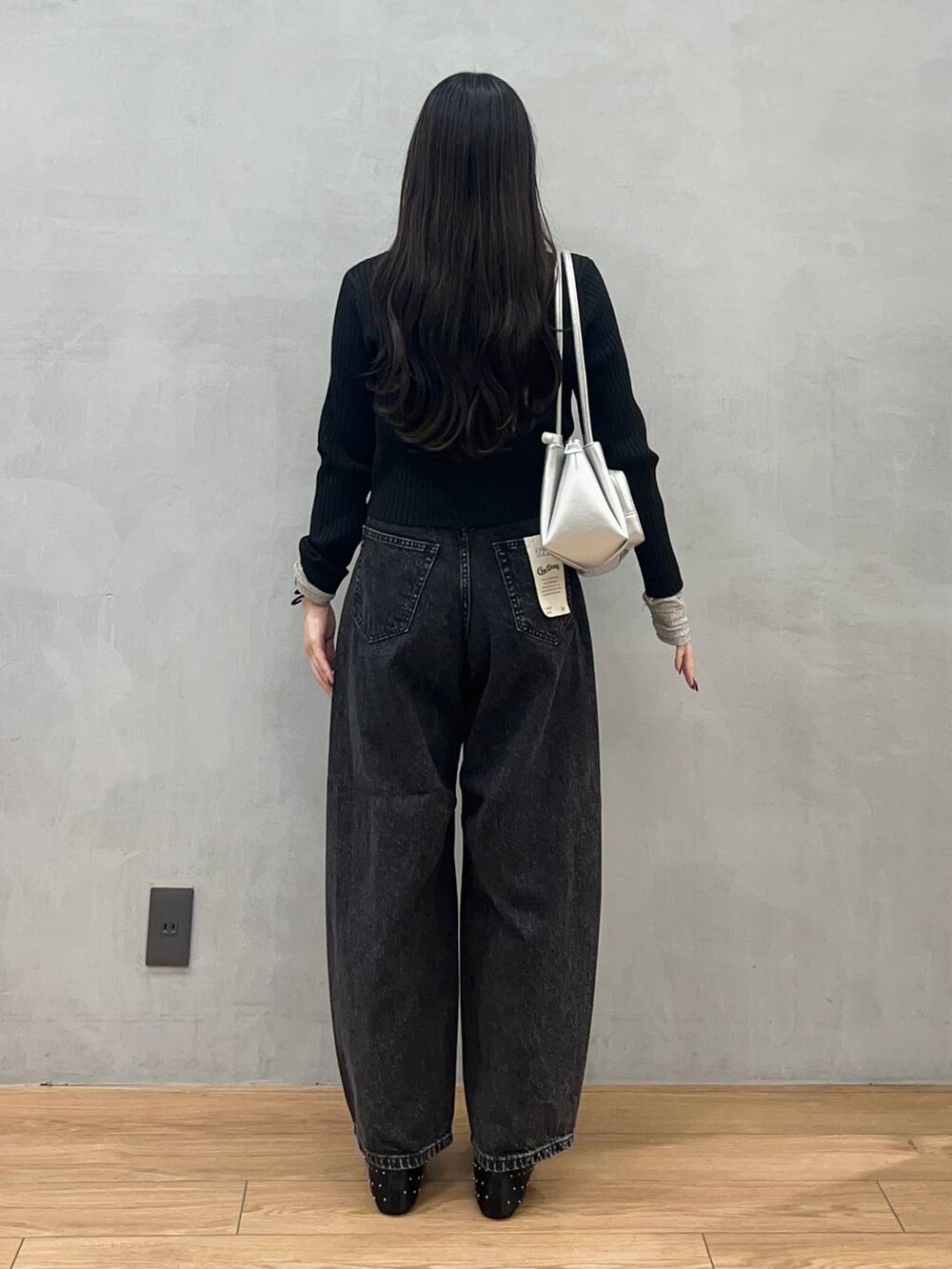 ブラック系のカーディガン/ボレロ、ブラック系のデニムパンツ、ホワイト系のTシャツ/カットソーを着用したレディースの秋コーディネートの3枚目の写真