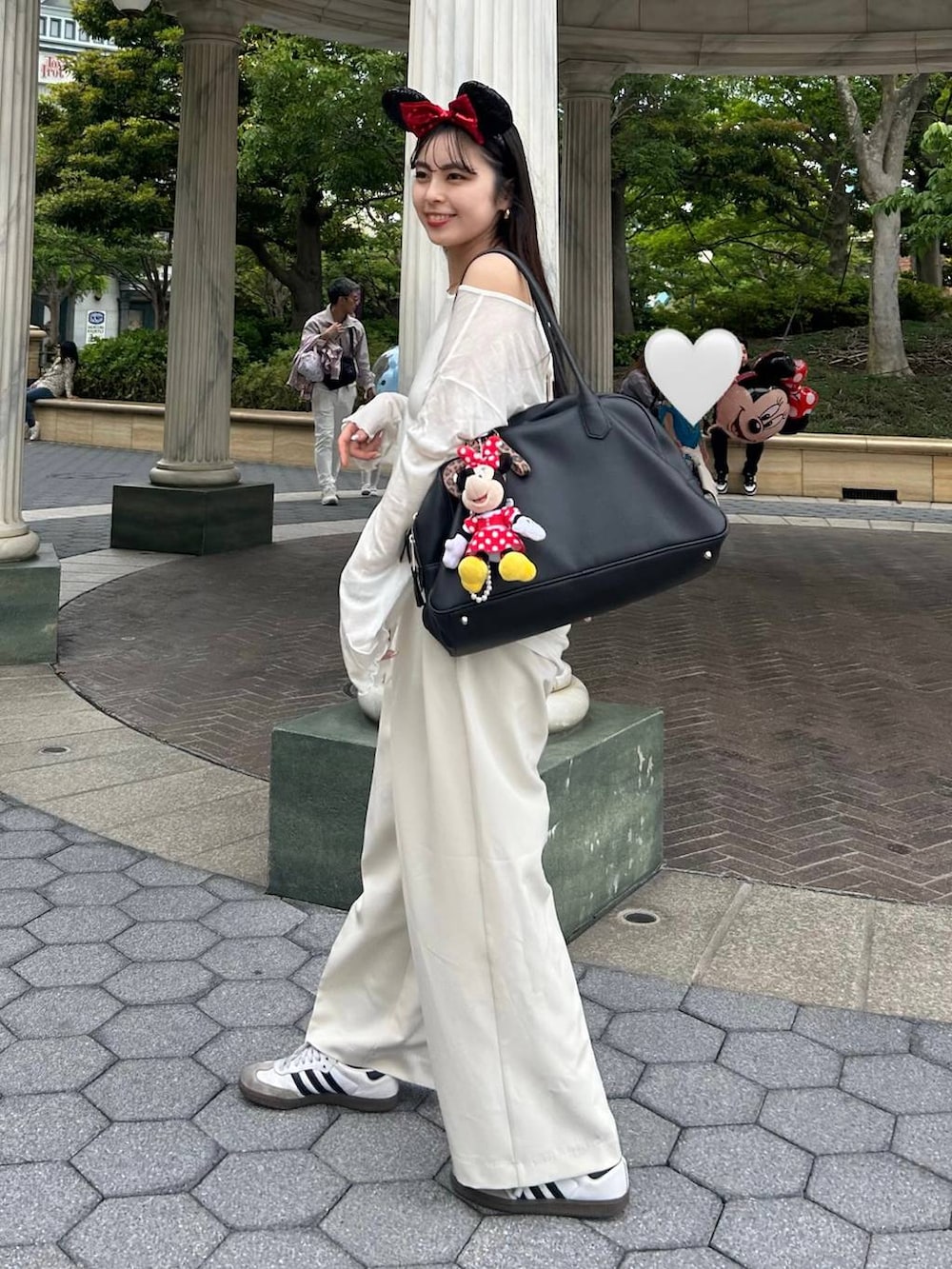 「ローリーズスタイル_LOWRYS FARM、LOWRYS FARM、eL、JEANASIS、バッグ、インナー、カップ付きインナー、ネックレス」｜「LOWRYS FARMのステンレスフープチョーカー 127295（チョーカー、ゴールド系）」を使った、tsukemonoemiさん（レディース・160cm）の夏コーディネートの2枚目の写真