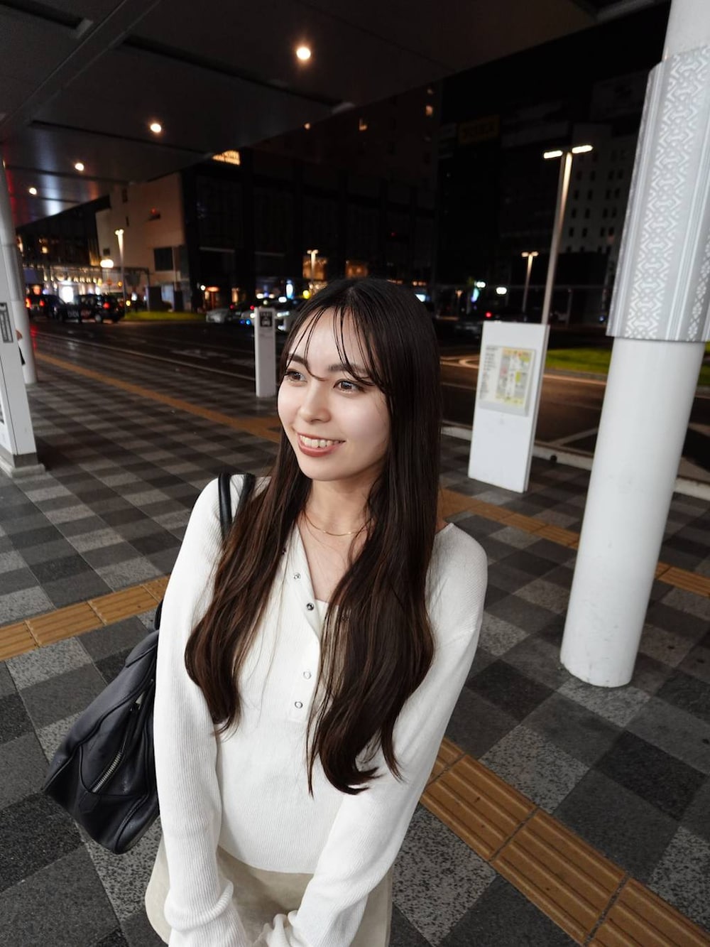 ブラック系のブーツ、ブラック系のショルダーバッグ、ホワイト系のニット/セーターを着用したレディースの秋コーディネートの4枚目の写真