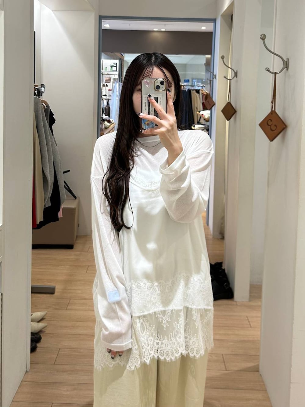 ホワイト系のTシャツ/カットソー、ブラック系のローファー、ホワイト系のその他パンツを着用したレディースの春コーディネートの2枚目の写真