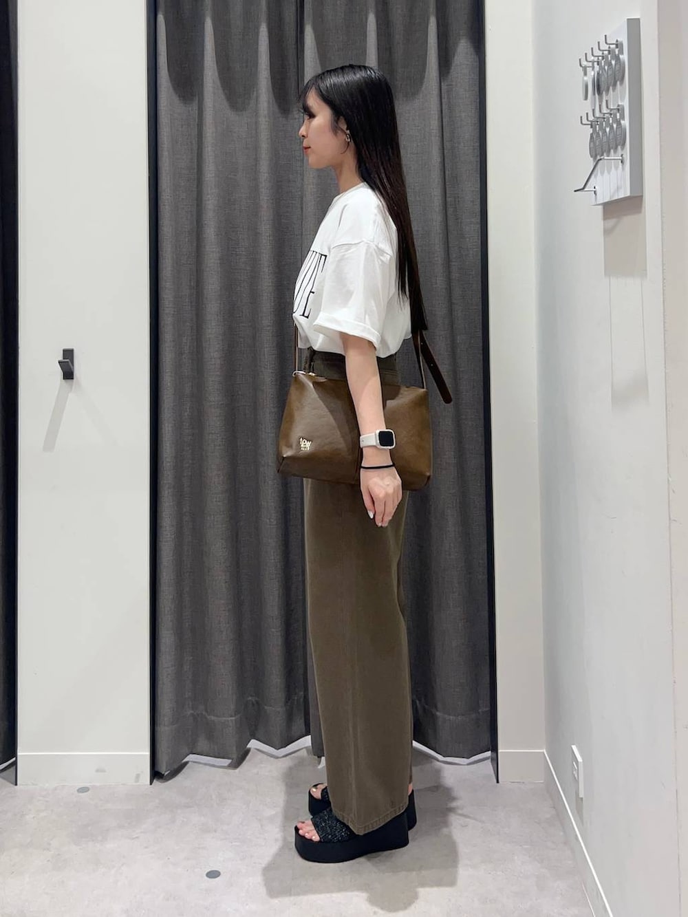 「ローリーズスタイル_LOWRYS FARM、LOWRYS FARM、Tシャツ、デニムパンツ、骨格ストレート、夏コーデ、ブラウン」｜「LOWRYS FARMのカンドウフィットニットサンダル 283661（サンダル、ブラック系）」を使った、tsukemonoemiさん（レディース・160cm）の春コーディネートの3枚目の写真