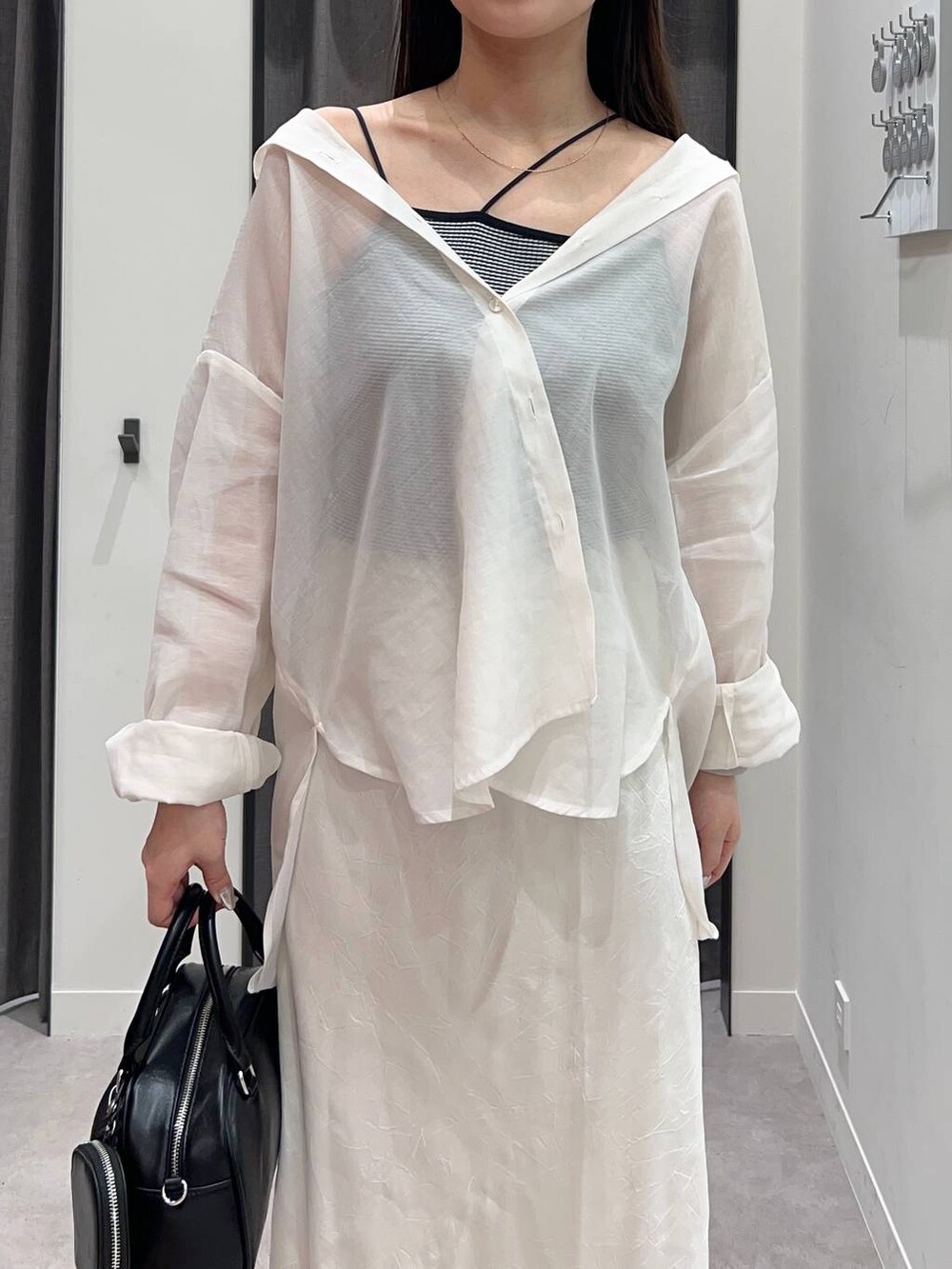 「ローリーズスタイル_LOWRYS FARM、LOWRYS FARM、スカート、シアートップス、シャツ、骨格ストレート、ホワイトコーデ、きれいめ、きれいめカジュアル、夏コーデ」｜「LOWRYS FARMのシアーシャツＬＳ＊　 231459（シャツ/ブラウス、ホワイト系）」を使った、tsukemonoemiさん（レディース・160cm）の春コーディネートの5枚目の写真