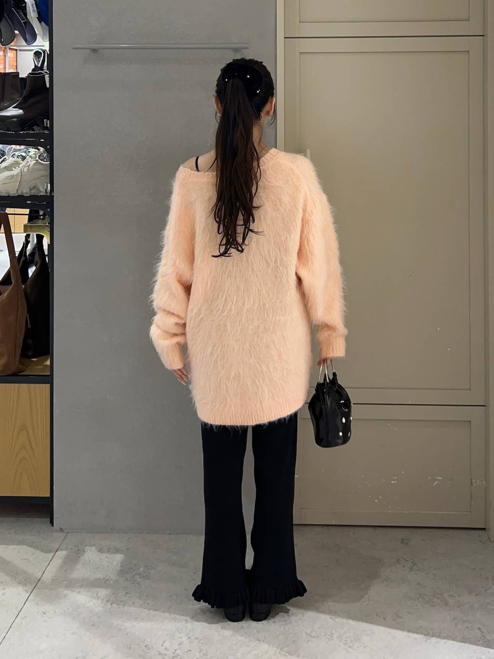 ブラック系のその他パンツ、ブラック系のブーツ、ピンク系のニット/セーターを着用したレディースの春コーディネートの3枚目の写真