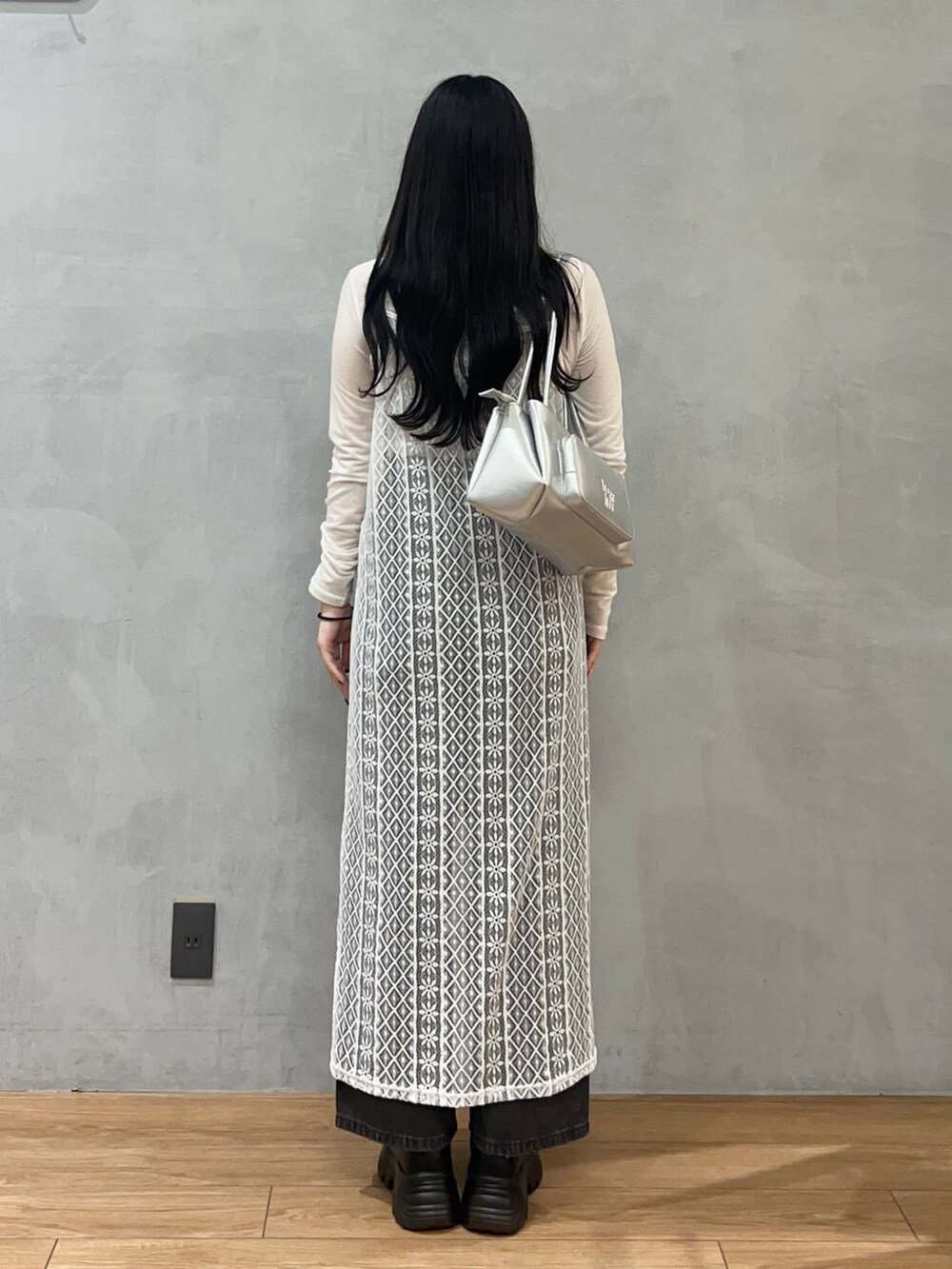 「ローリーズスタイル_LOWRYS FARM、LOWRYS FARM、キャミワンピース、ワンピース、デニムパンツ、ショートブーツ、骨格ストレート、きれいめカジュアル」｜「LOWRYS FARMのストレッチスニーカーブーツ　133385（ブーツ、ブラック系）」を使った、tsukemonoemiさん（レディース・160cm）の秋コーディネートの4枚目の写真