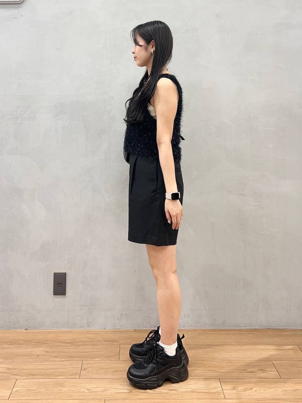 「ローリーズスタイル_LOWRYS FARM、LOWRYS FARM、夏コーデ、ショートパンツ、骨格ストレート、ビスチェ、モード」|「LOWRYS FARMのステンレスフープチョーカー 127295(チョーカー、シルバー系)」を使った、tsukemonoemiさん(レディース・160cm)の夏コーディネートの3枚目の写真