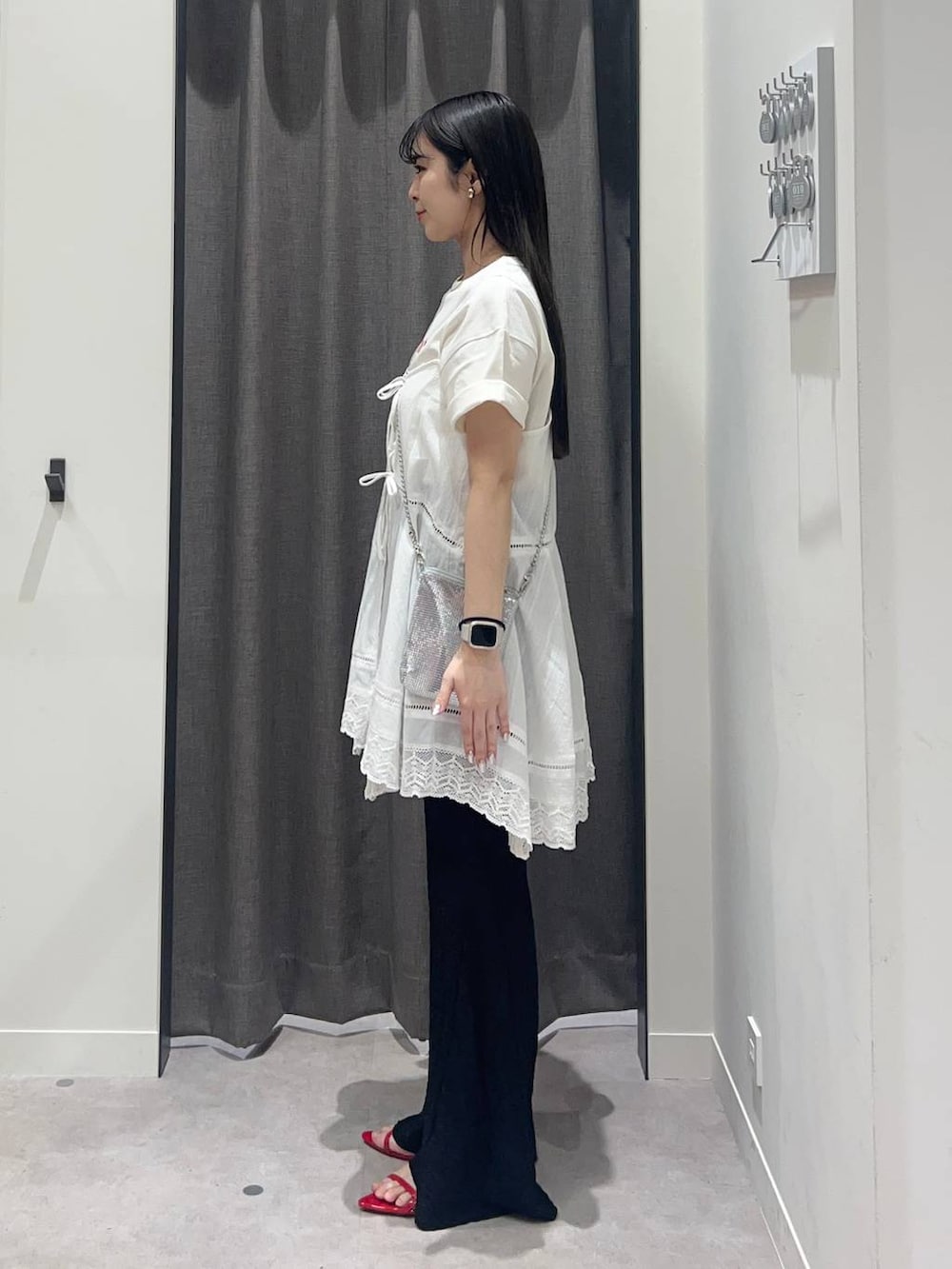 「ローリーズスタイル_LOWRYS FARM、LOWRYS FARM、キャミワンピース、パンツ、骨格ストレート、きれいめカジュアル、夏コーデ」｜「Me%のメタルメッシュポーチショルダー　103417（ショルダーバッグ、シルバー系）」を使った、tsukemonoemiさん（レディース・160cm）の春コーディネートの2枚目の写真