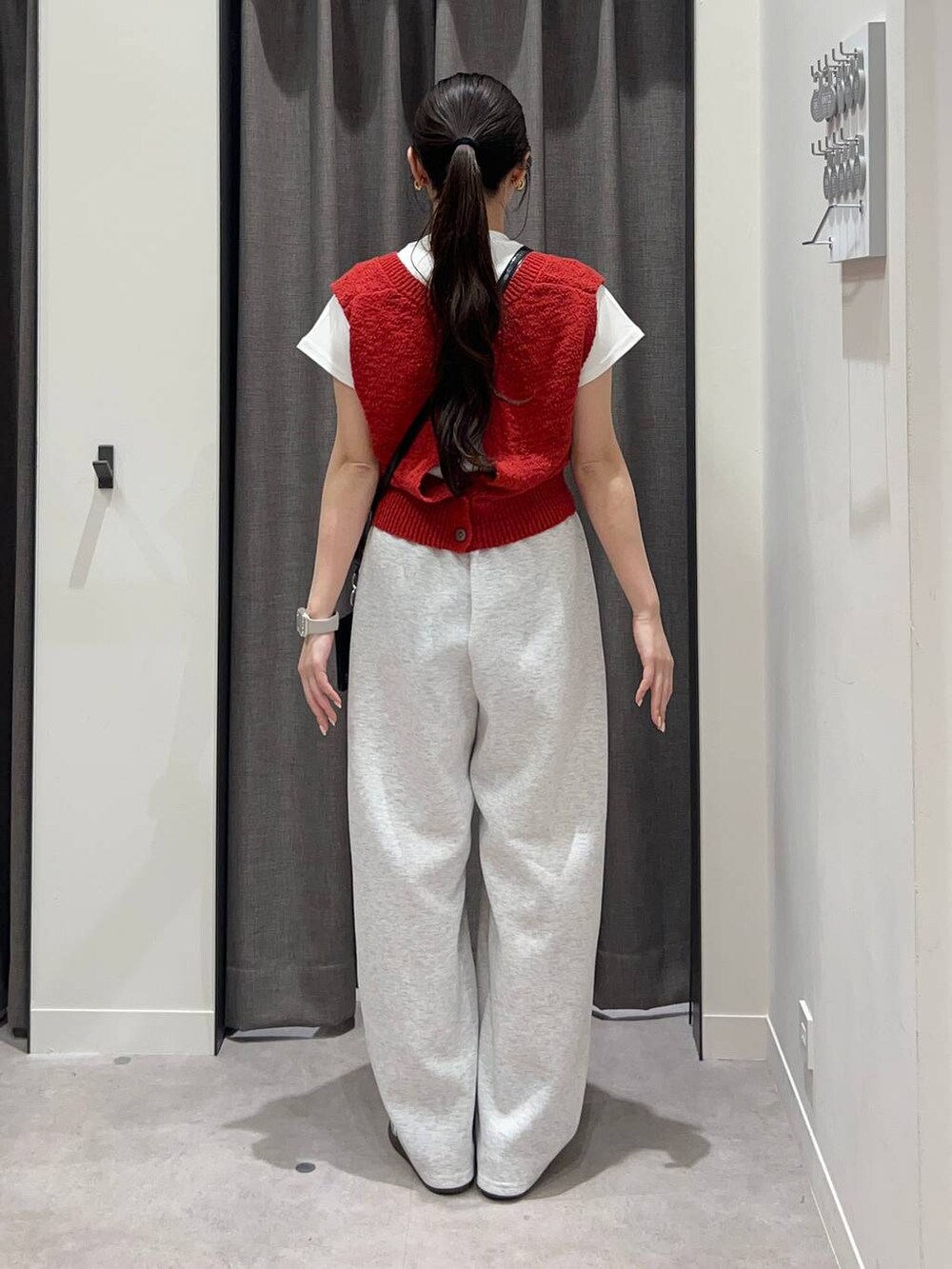 ホワイト系のTシャツ/カットソー、ブラック系のショルダーバッグ、グレー系のスウェットパンツを着用したレディースの春コーディネートの2枚目の写真