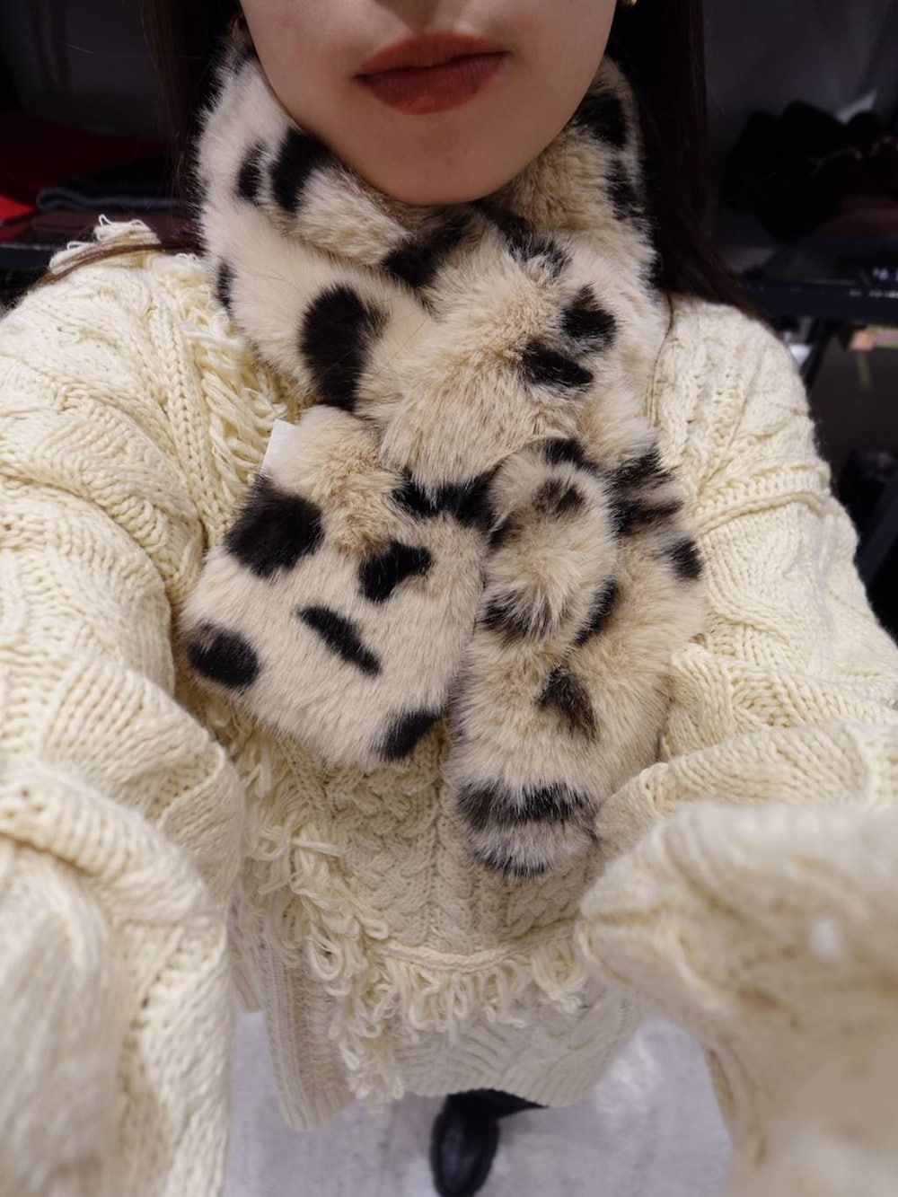 ホワイト系のニット/セーター、その他のネックウォーマー/スヌードを着用したレディースの冬コーディネートの2枚目の写真