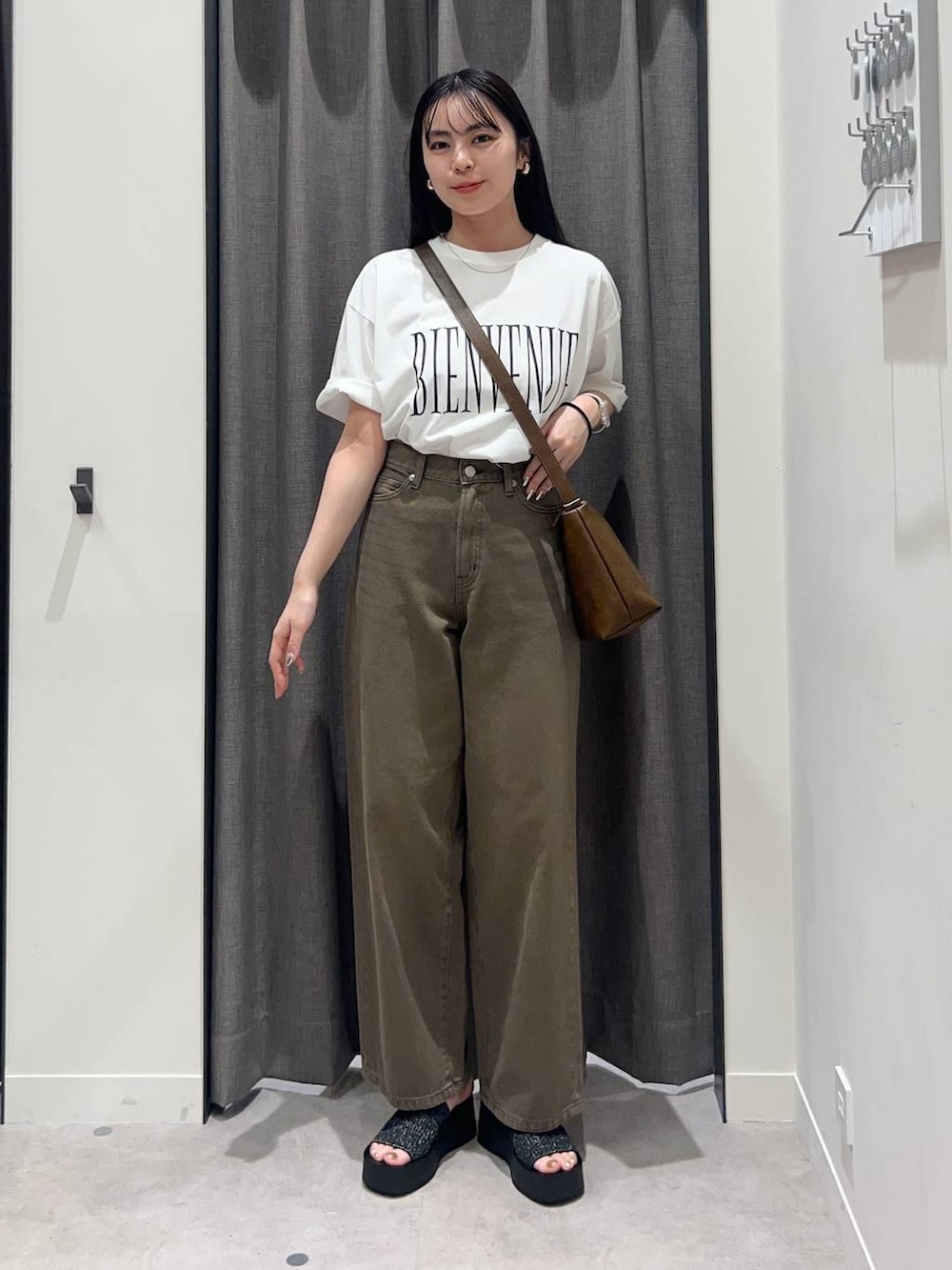 「ローリーズスタイル_LOWRYS FARM、LOWRYS FARM、Tシャツ、デニムパンツ、骨格ストレート、夏コーデ、ブラウン」｜「LOWRYS FARMのカンドウフィットニットサンダル 283661（サンダル、ブラック系）」を使った、tsukemonoemiさん（レディース・160cm）の春コーディネートの2枚目の写真
