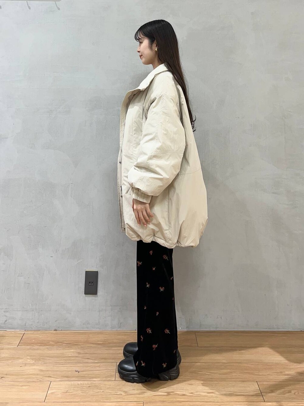「ローリーズスタイル_LOWRYS FARM、LOWRYS FARM、パンツ、ニット、アウター、骨格ストレート、きれいめカジュアル、冬コーデ、クリスマス」|「LOWRYS FARMのモンスターコート 116447(その他アウター、ホワイト系)」を使った、tsukemonoemiさん(レディース・160cm)の冬コーディネートの3枚目の写真