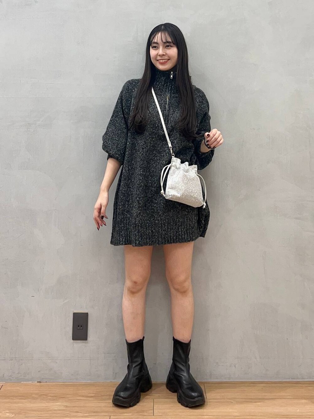 ブルー系のその他パンツ、ブラック系のブーツ、シルバー系のショルダーバッグを着用したレディースの秋コーディネートの2枚目の写真