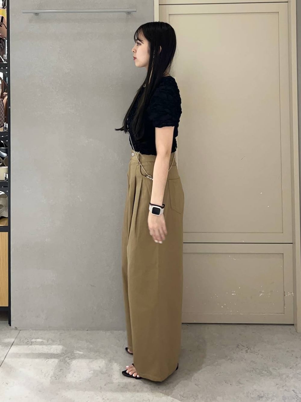 「ローリーズスタイル_LOWRYS FARM、LOWRYS FARM、デニムパンツ、Tシャツ、モノトーン、きれいめ、きれいめカジュアル、骨格ストレート、夏コーデ」｜「LOWRYS FARMのステンレスフープチョーカー 127295（チョーカー、シルバー系）」を使った、tsukemonoemiさん（レディース・160cm）の夏コーディネートの2枚目の写真