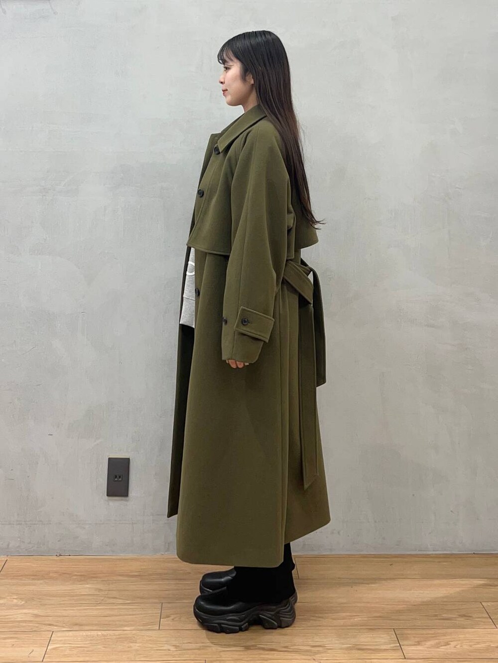「ローリーズスタイル_LOWRYS FARM、LOWRYS FARM、コート、ニット、パンツ、スウェット、きれいめカジュアル、骨格ストレート」|「LOWRYS FARMのステンレスフープチョーカー 127295(チョーカー、ゴールド系)」を使った、tsukemonoemiさん(レディース・160cm)の冬コーディネートの2枚目の写真