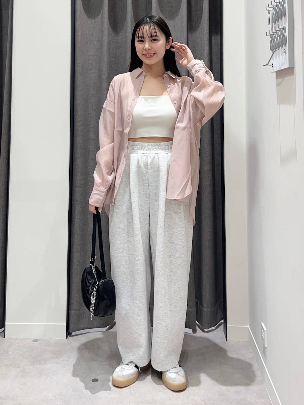 ホワイト系のキャミソール、ピンク系のシャツ/ブラウス、ブラック系のトートバッグを着用したレディースの春コーディネートの2枚目の写真