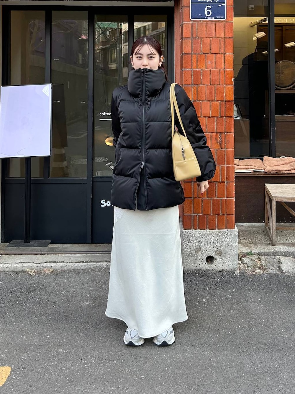 ホワイト系のスカートを着用したレディースの春コーディネートの4枚目の写真