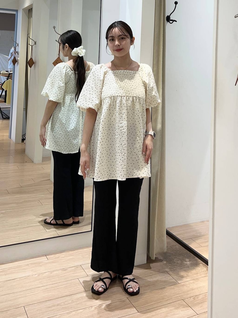 ブラック系のサンダル、ブラック系のその他パンツ、その他のシャツ/ブラウスを着用したレディースの夏コーディネートの2枚目の写真