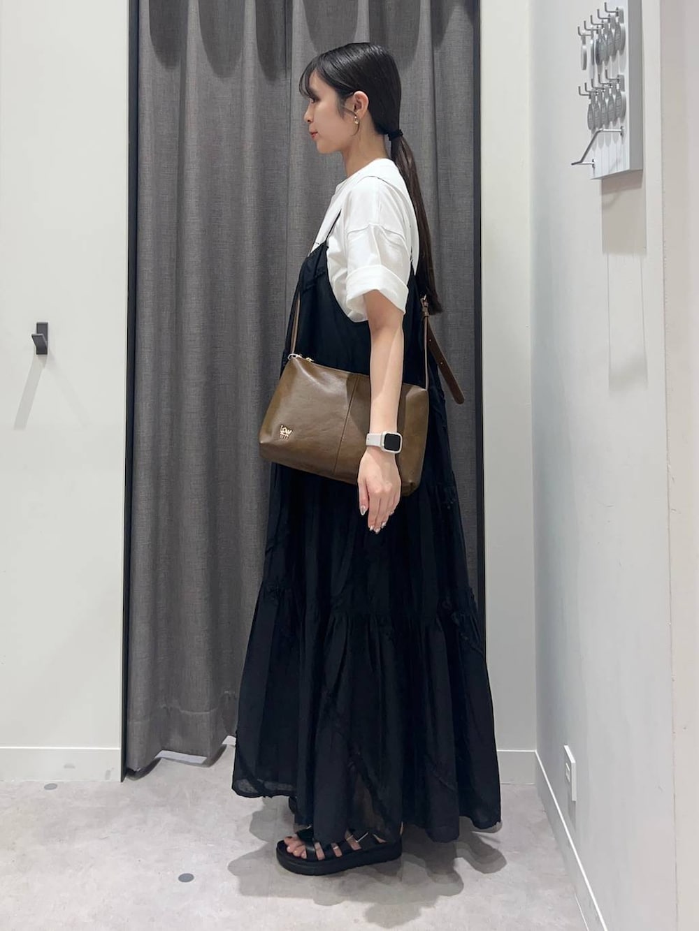 「ローリーズスタイル_LOWRYS FARM、LOWRYS FARM、ワンピース、Tシャツ、骨格ストレート、カジュアル、夏コーデ」｜「LOWRYS FARMのカンドウフィットグルカ 283656（サンダル、ブラック系）」を使った、tsukemonoemiさん（レディース・160cm）の春コーディネートの3枚目の写真