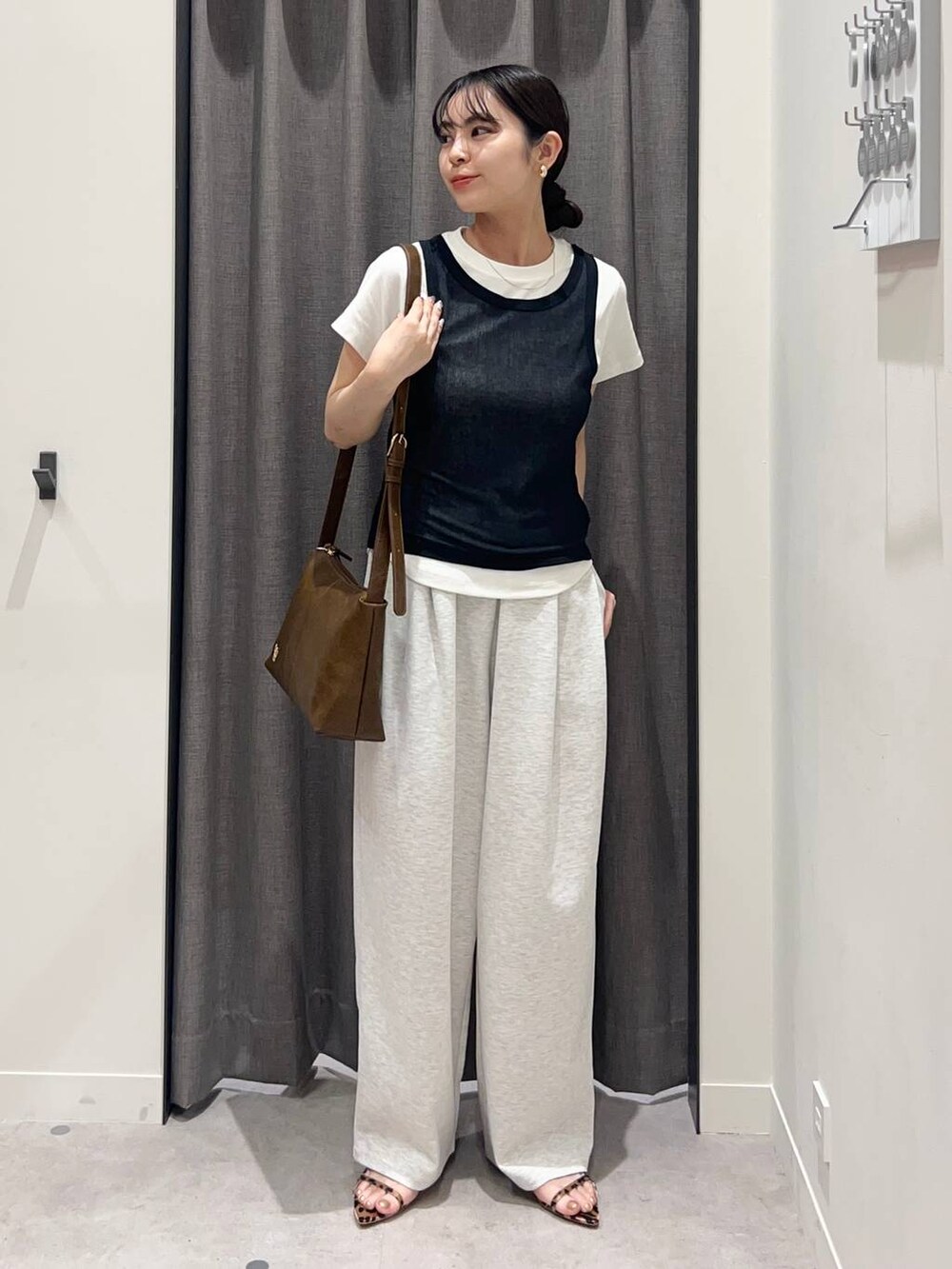 「ローリーズスタイル_LOWRYS FARM、LOWRYS FARM、スウェットパンツ、Tシャツ、タンクトップ、骨格ストレート、モード、モノトーン、きれいめカジュアル」｜「LOWRYS FARMのLFショルダーBAG　308293（ショルダーバッグ、ブラウン系）」を使った、tsukemonoemiさん（レディース・160cm）の春コーディネートの2枚目の写真