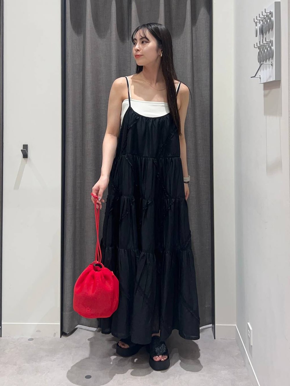 「ローリーズスタイル_LOWRYS FARM、LOWRYS FARM、キャミソール、キャミワンピース、カップ付きインナー、骨格ストレート、夏コーデ、きれいめカジュアル」｜「LOWRYS FARMのスタイルＵＰカップバンドゥ　145533（キャミソール、ホワイト系）」を使った、tsukemonoemiさん（レディース・160cm）の春コーディネートの2枚目の写真