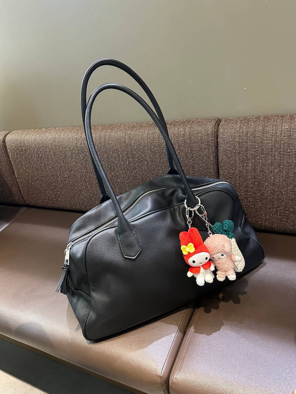 ブラック系のショルダーバッグ、ブラック系のニット/セーター、その他のネックレスを着用したレディースの秋コーディネートの3枚目の写真