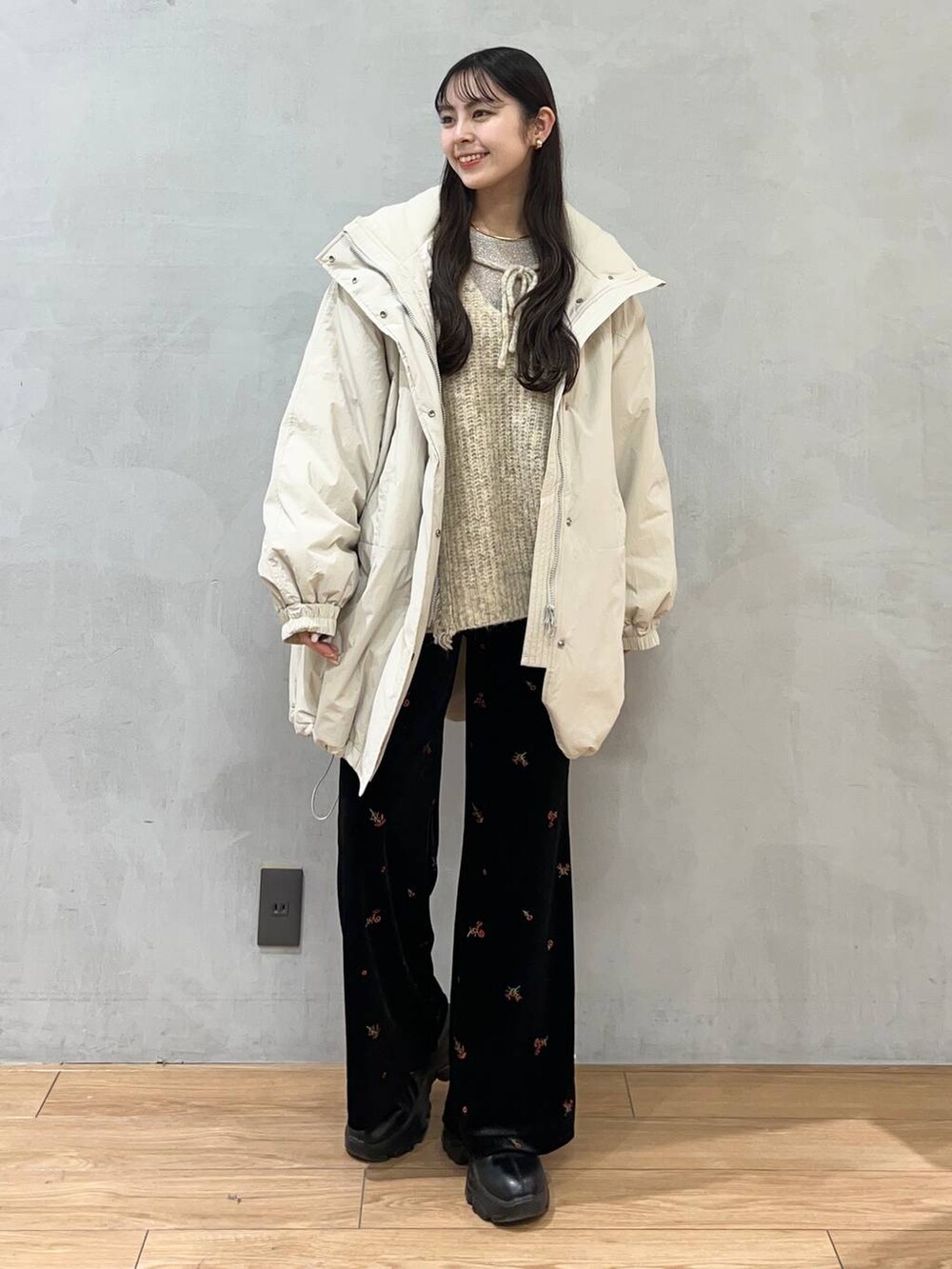 「ローリーズスタイル_LOWRYS FARM、LOWRYS FARM、パンツ、ニット、アウター、骨格ストレート、きれいめカジュアル、冬コーデ、クリスマス」|「LOWRYS FARMのモンスターコート 116447(その他アウター、ホワイト系)」を使った、tsukemonoemiさん(レディース・160cm)の冬コーディネートの2枚目の写真