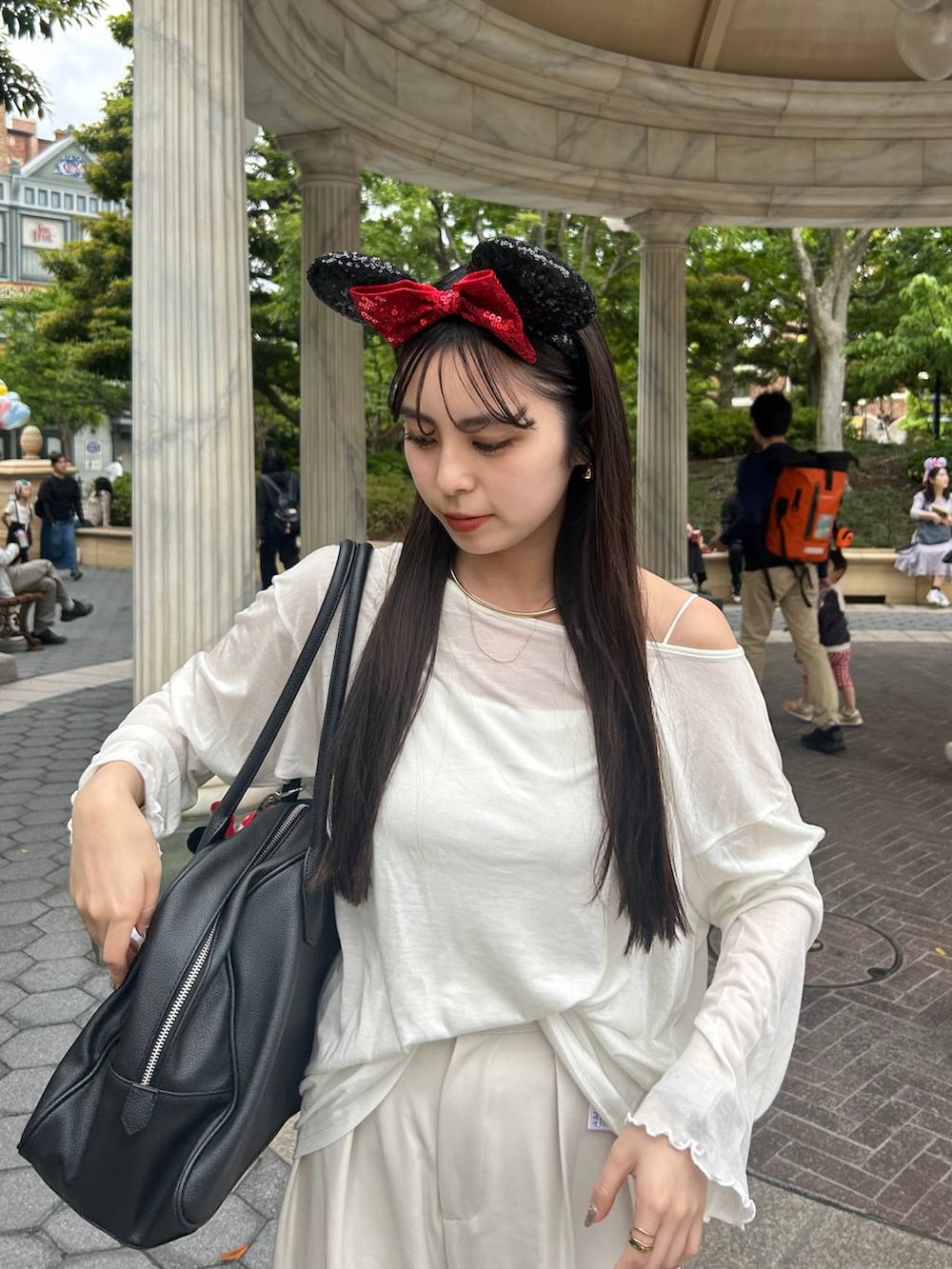 「ローリーズスタイル_LOWRYS FARM、LOWRYS FARM、eL、JEANASIS、バッグ、インナー、カップ付きインナー、ネックレス」｜「LOWRYS FARMのステンレスフープチョーカー 127295（チョーカー、ゴールド系）」を使った、tsukemonoemiさん（レディース・160cm）の夏コーディネートの6枚目の写真
