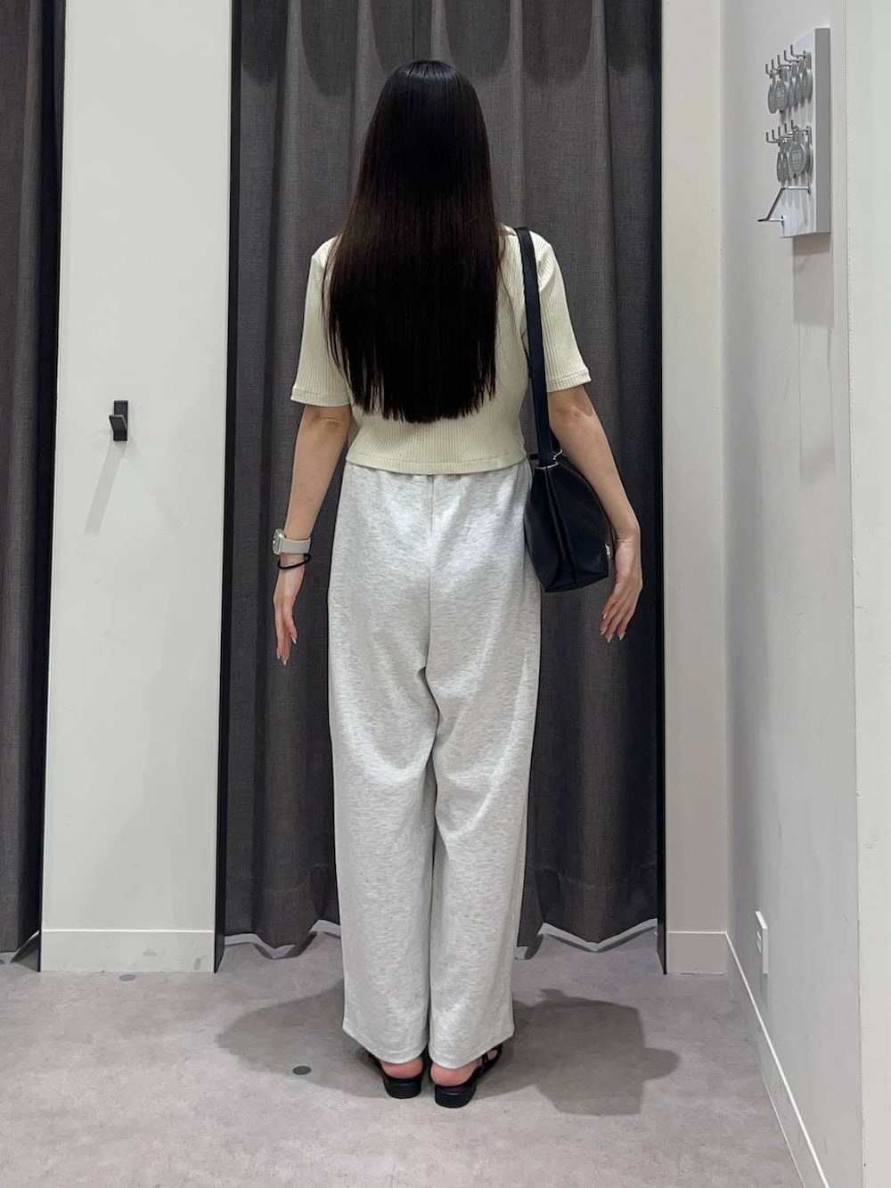 「ローリーズスタイル_LOWRYS FARM、LOWRYS FARM、スウェットパンツ、カーディガン、骨格ストレート、きれいめカジュアル」｜「LOWRYS FARMのスタイルＵＰカップバンドゥ　145533（キャミソール、ブラック系）」を使った、tsukemonoemiさん（レディース・160cm）の夏コーディネートの3枚目の写真