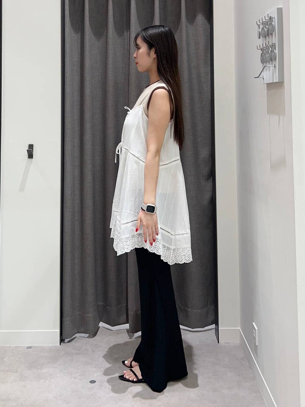 ブラック系のサンダル、ブラック系のその他パンツ、ホワイト系のワンピースを着用したレディースの夏コーディネートの3枚目の写真