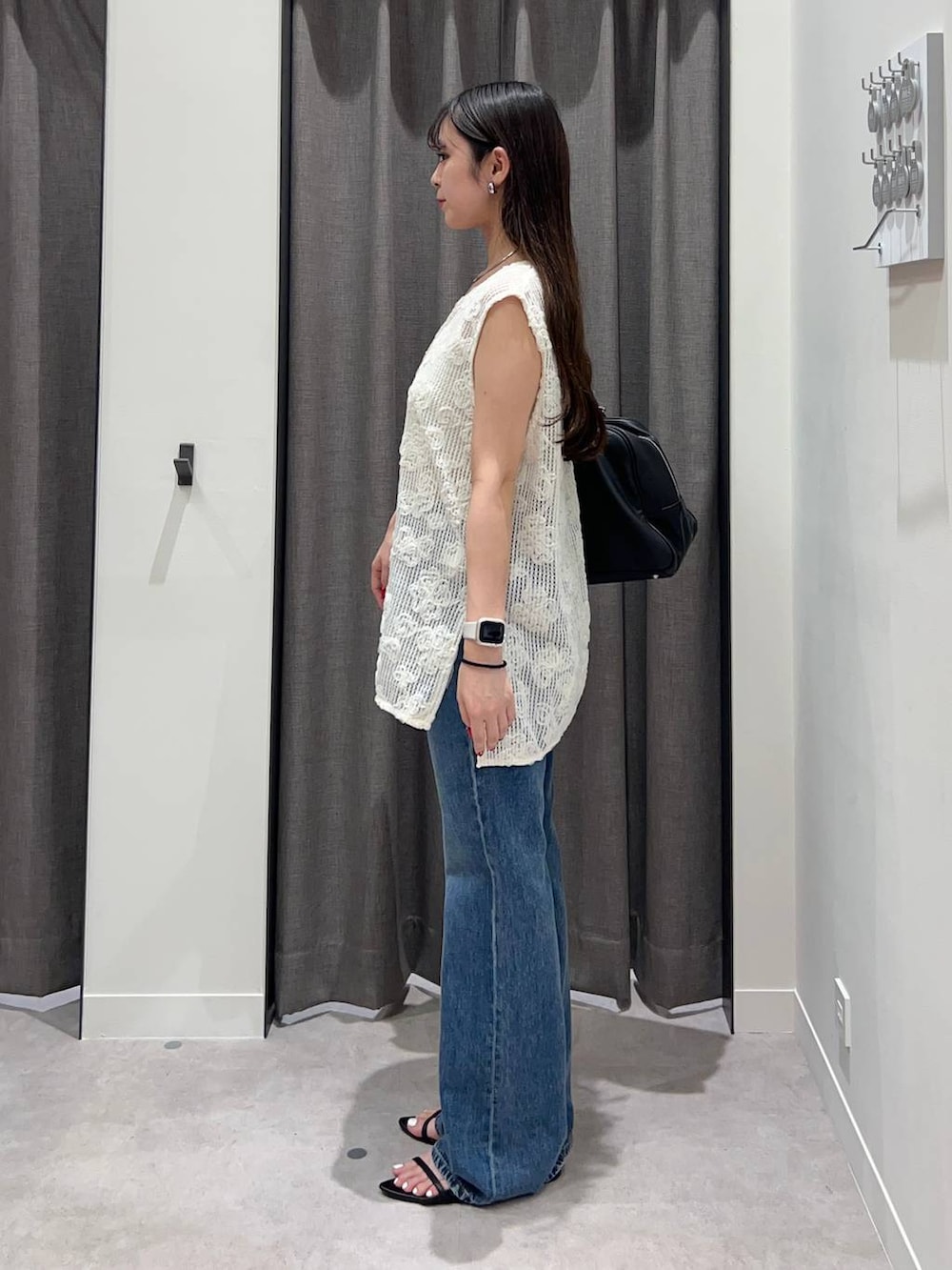 ホワイト系のキャミソール、ブラック系のサンダル、ブラック系のショルダーバッグを着用したレディースの夏コーディネートの2枚目の写真