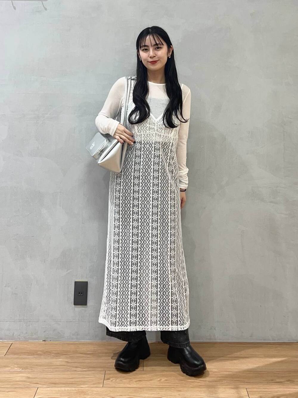 「ローリーズスタイル_LOWRYS FARM、LOWRYS FARM、キャミワンピース、ワンピース、デニムパンツ、ショートブーツ、骨格ストレート、きれいめカジュアル」｜「LOWRYS FARMのストレッチスニーカーブーツ　133385（ブーツ、ブラック系）」を使った、tsukemonoemiさん（レディース・160cm）の秋コーディネートの2枚目の写真