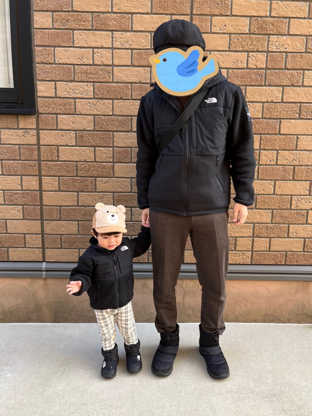 「おでかけコーデ、キッズコーデ、ノースフェイス、THE NORTH FACE、デナリジャケット、パパとお揃い、チェック、2歳、おしゃれさんと繋がりたい、いいね、save、フォローお願いします🤑、相互フォロー、むすこーで、おとこのこ、カジュアルコーデ、シンプル」｜「THE NORTH FACEのTHE NORTH FACE/ノースフェイス DENALI HOODIE デナリフーディ フリースジャケット フリースパーカー NA72052（その他アウター、ブラック系）」を使った、hiyoso14さん（キッズ・80cm）の冬コーディネートの2枚目の写真